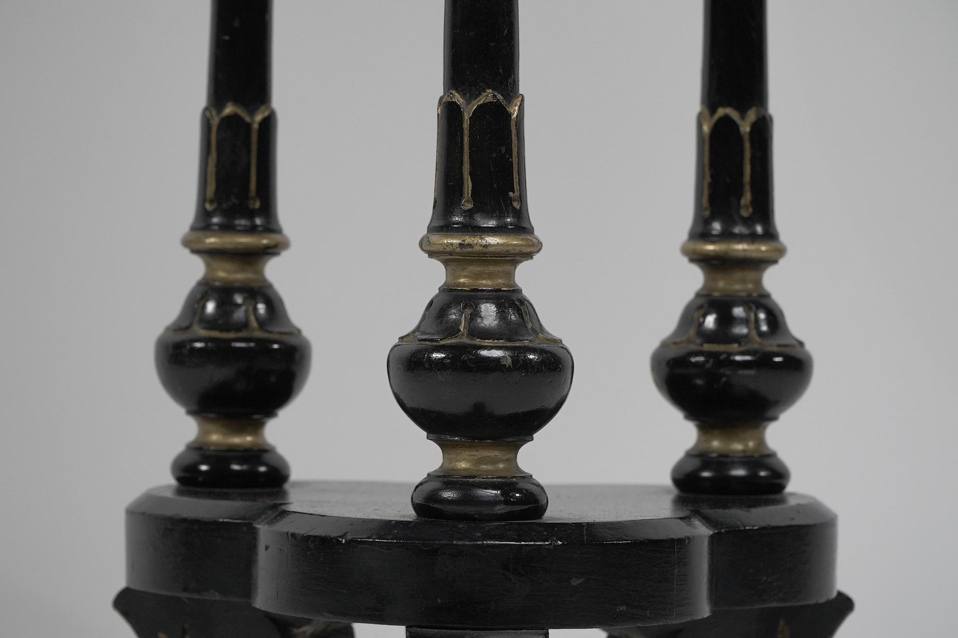 Gillows of Lancaster An Aesthetic Movement tavolino circolare ebanizzato in vendita 1