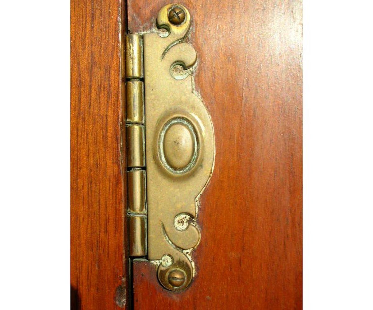 Gillow's of Lancaster, un Aesthetic Movement in legno di noce, un armadio compatto. in vendita 2