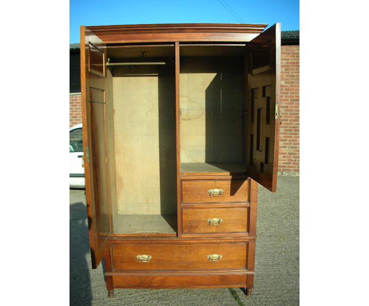 Estetismo Gillow's of Lancaster, un Aesthetic Movement in legno di noce, un armadio compatto. in vendita