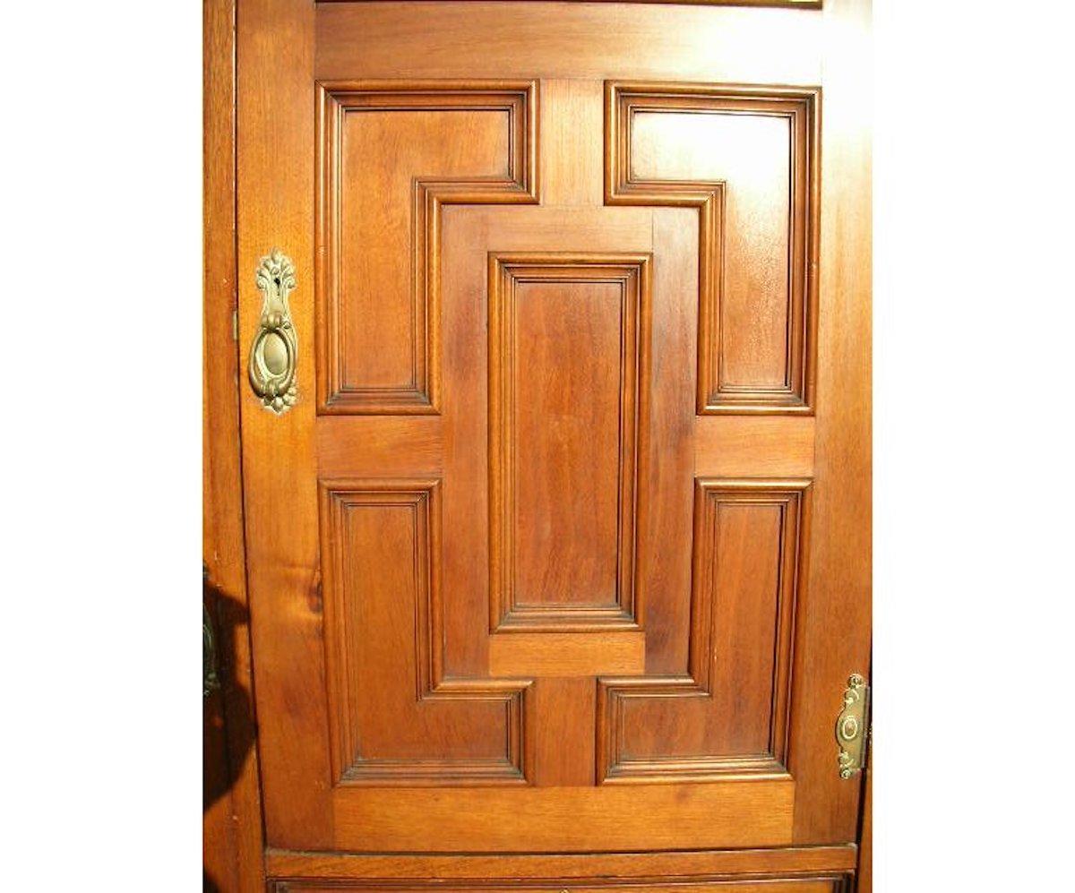 Gillow's of Lancaster, an Aesthetic Movement Walnut Armoire Wardrobe Compactum In Good Condition For Sale In London, GB