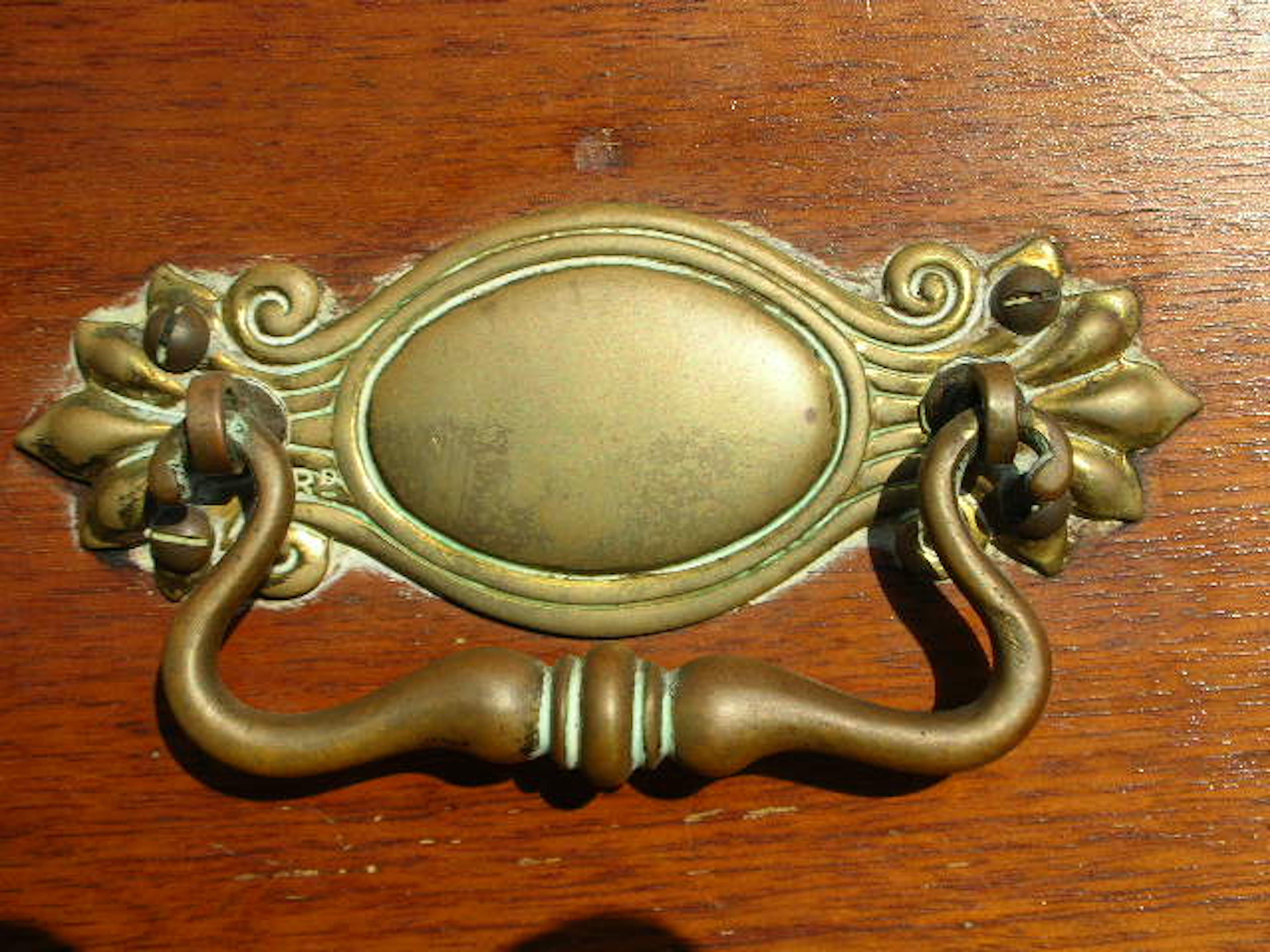 Noce Gillow's of Lancaster, un Aesthetic Movement in legno di noce, un armadio compatto. in vendita