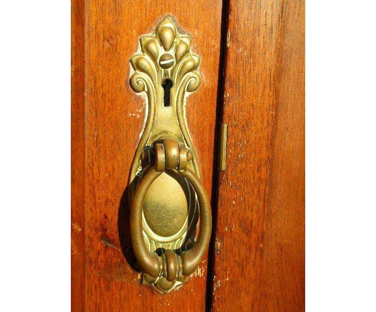 Gillow's of Lancaster, un Aesthetic Movement in legno di noce, un armadio compatto. in vendita 1