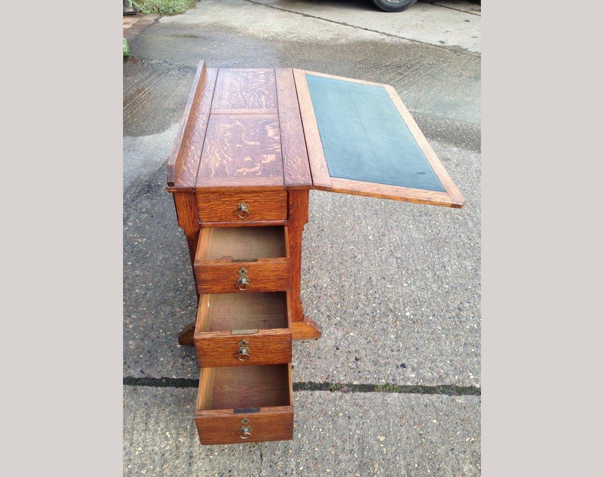 Gillows of Lancaster attri., Gothic Revival Oak Architect's Desk  In Good Condition For Sale In London, GB