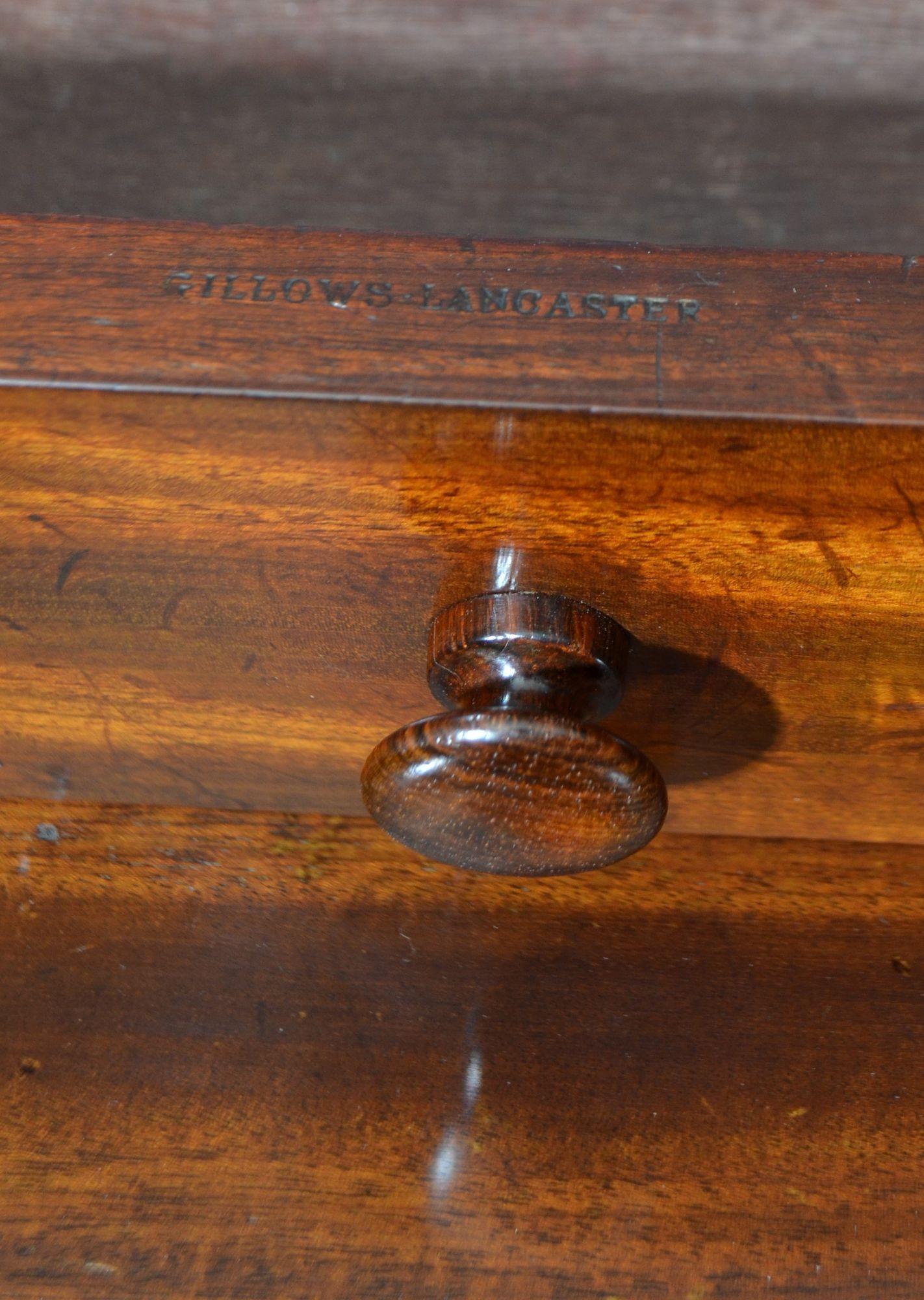 Gillows of Lancaster Tavolo da scrittura in mogano in vendita 10