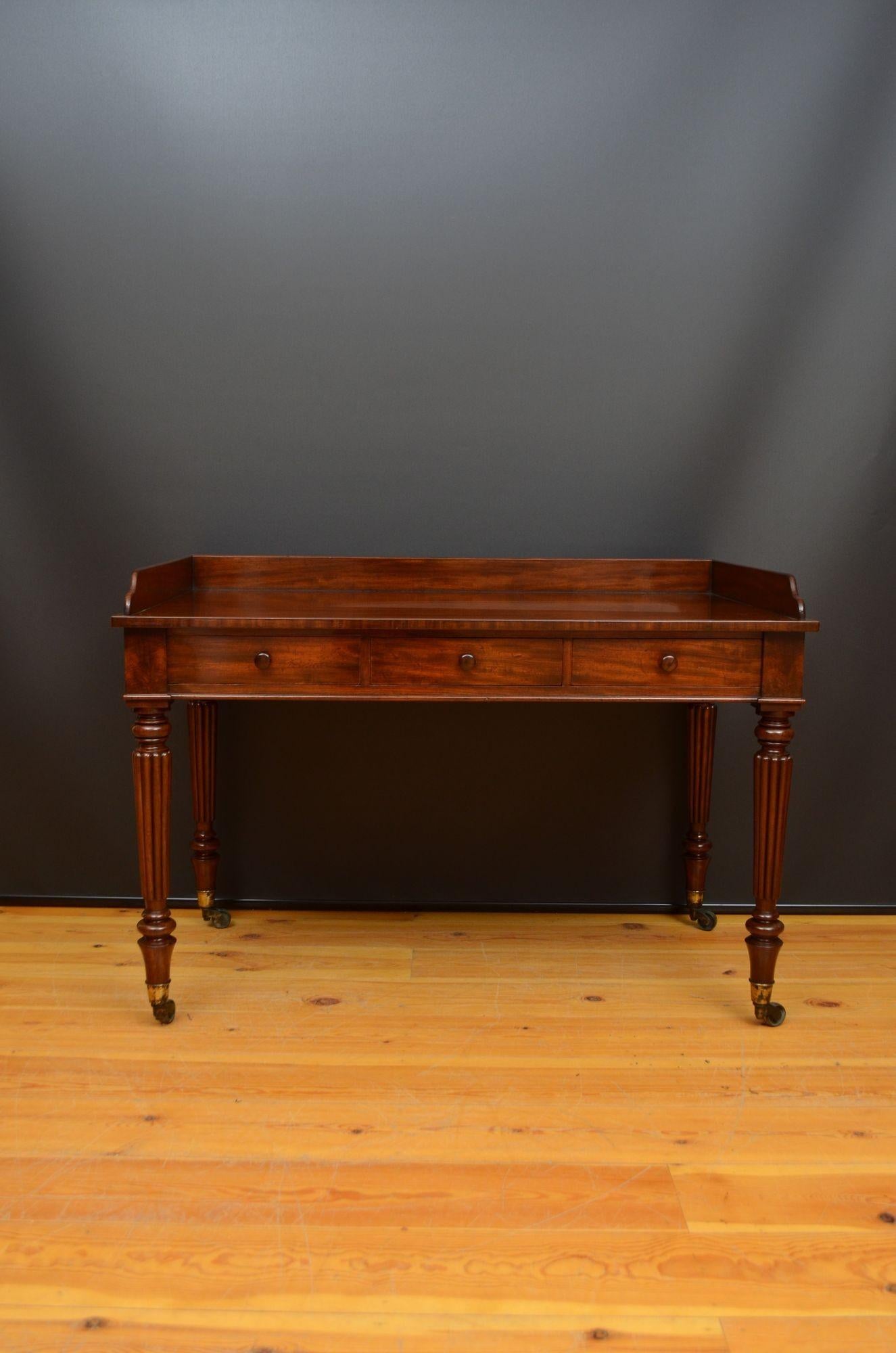 R043 Eccezionale tavolo da scrittura a 3 cassetti in mogano Regency realizzato dall'ebanista di fama mondiale Robert Gillow.
Questo tavolo da scrittura è realizzato in mogano cubano della migliore qualità, con un solido piano in un unico pezzo con