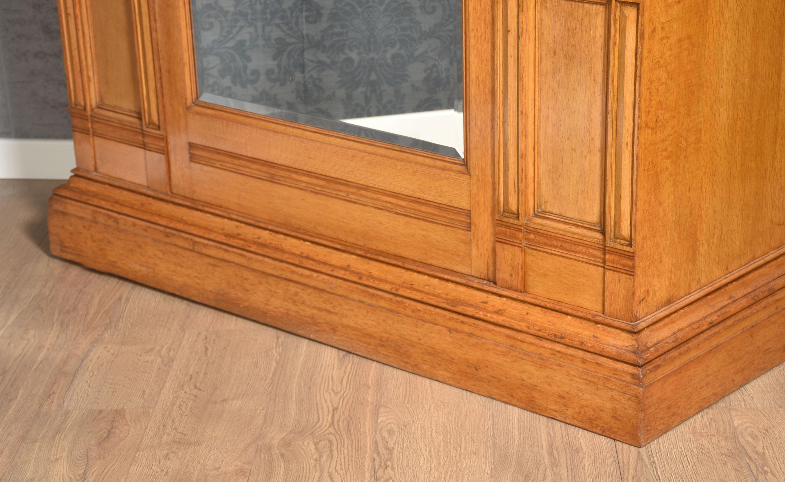 Gillows of Lancaster marquetry inlaid oak wardrobe In Good Condition For Sale In Cheshire, GB