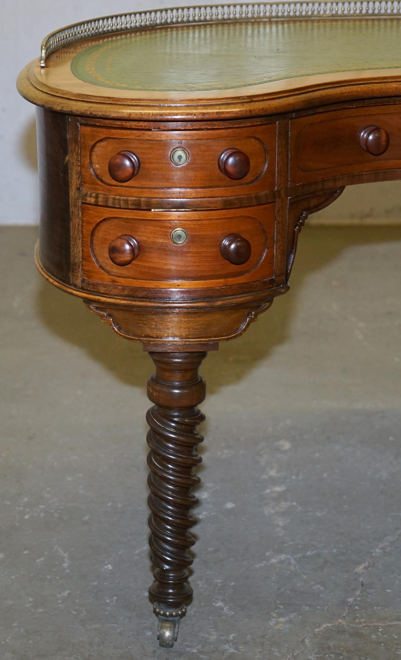 Gillow's of Lancaster Regency Military Campaign Kidney Desk Messing Gallery Rail im Angebot 1