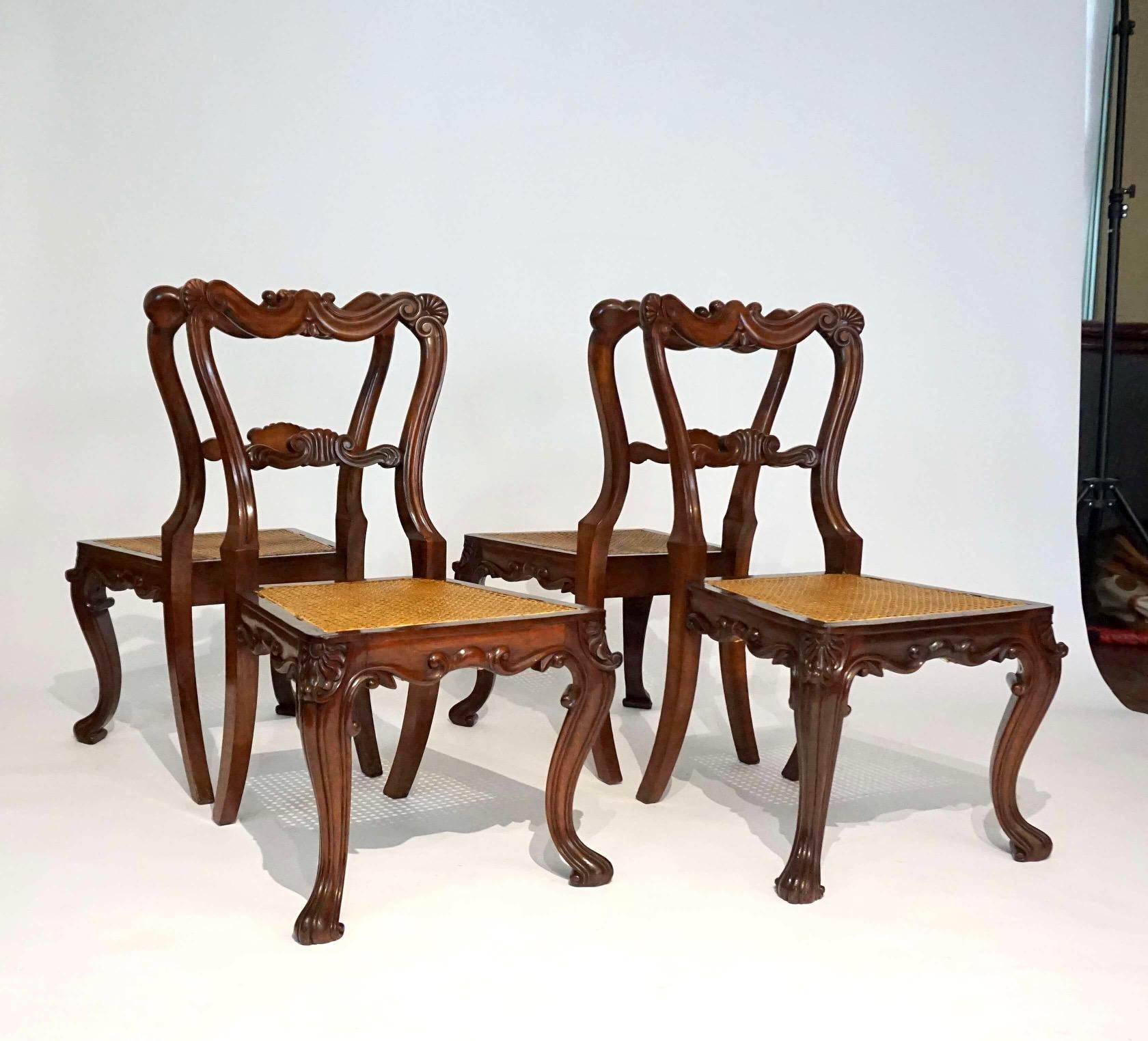 English Gillows of Lancaster Regency Rococo Revival Rosewood Side Chairs, circa 1825 For Sale