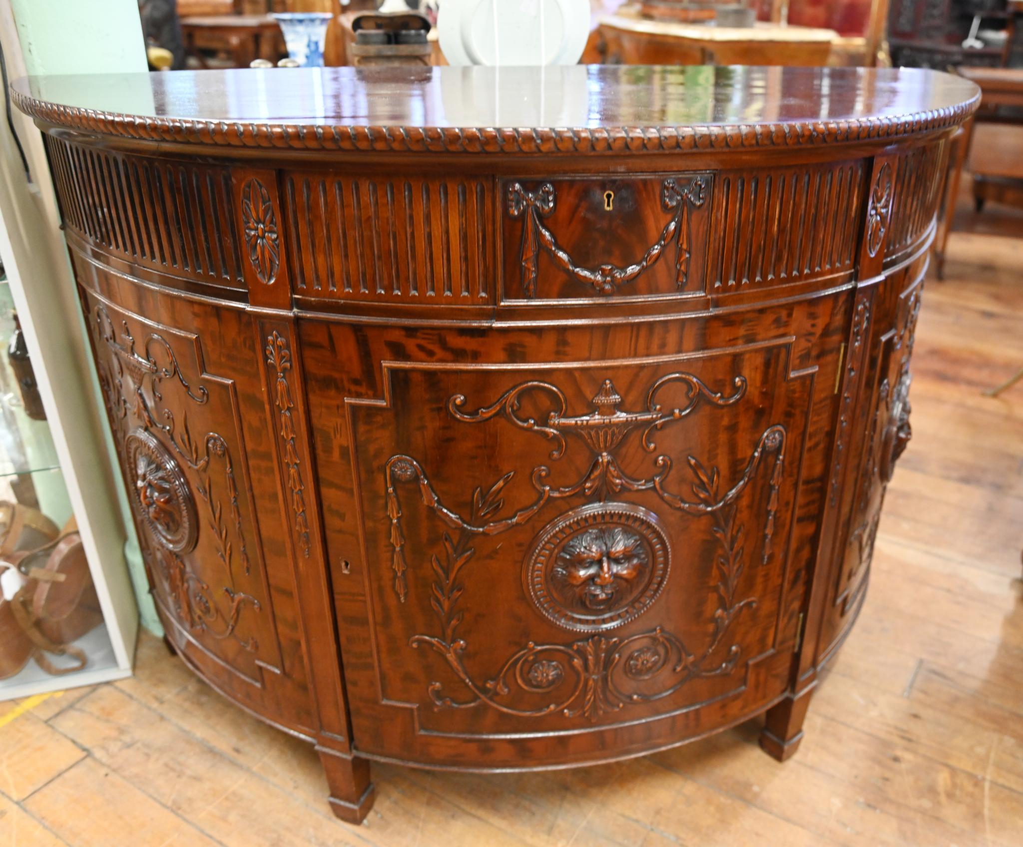 Armoire d'appoint Gillows en acajou sculpté en relief 1890 Bon état - En vente à Potters Bar, GB