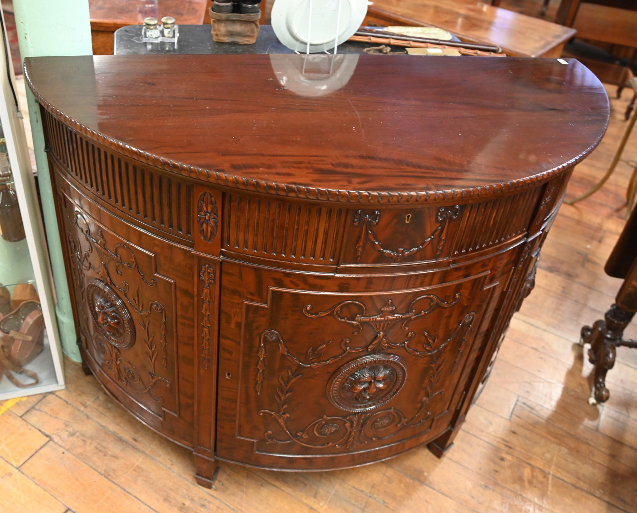 Fin du XIXe siècle Armoire d'appoint Gillows en acajou sculpté en relief 1890 en vente