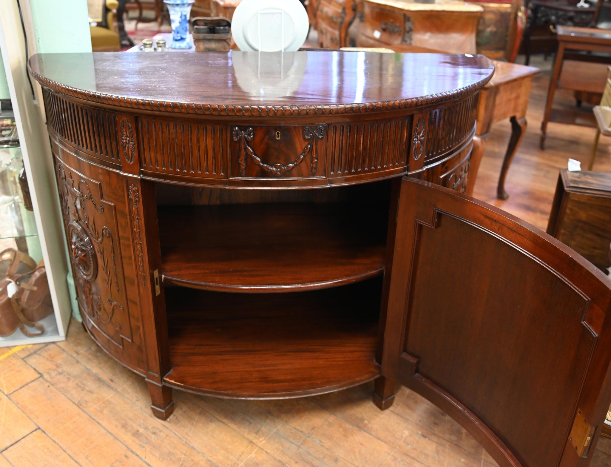 Acajou Armoire d'appoint Gillows en acajou sculpté en relief 1890 en vente