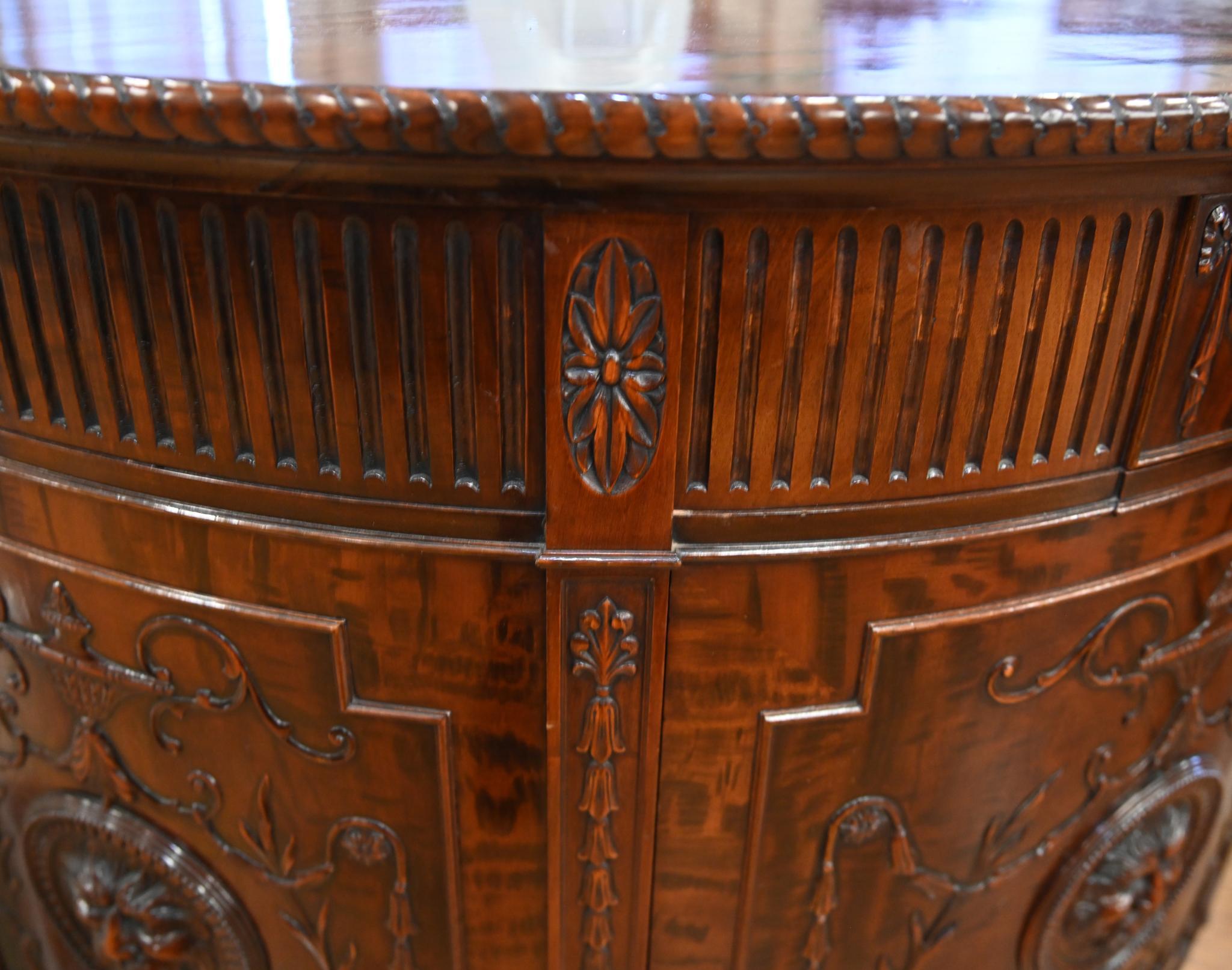 Armoire d'appoint Gillows en acajou sculpté en relief 1890 en vente 1