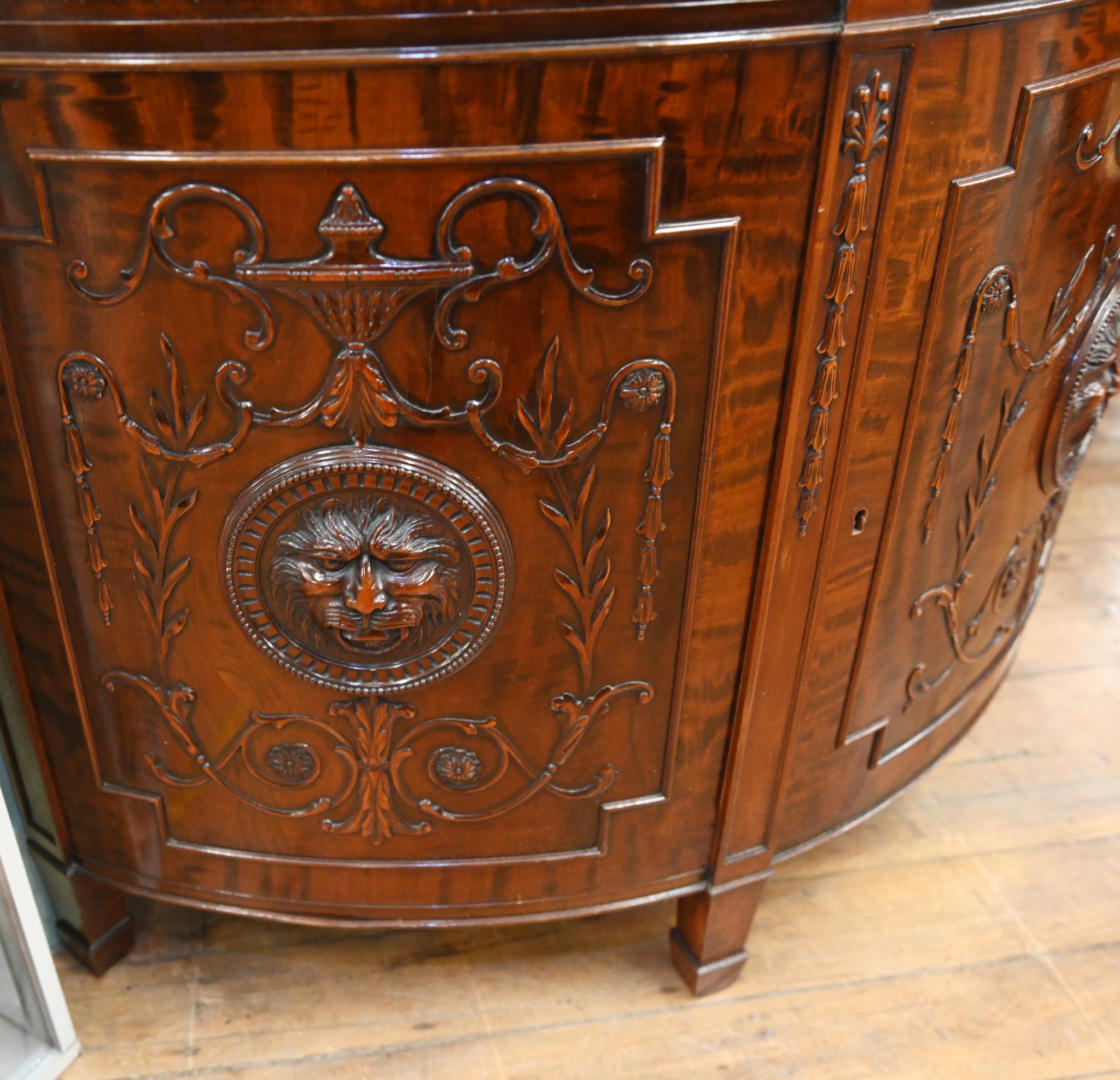 Armoire d'appoint Gillows en acajou sculpté en relief 1890 en vente 2