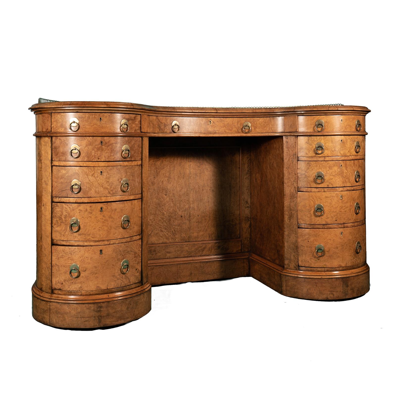 Gillows Style Kidney Shaped Desk In Good Condition In Henley-on Thames, Oxfordshire