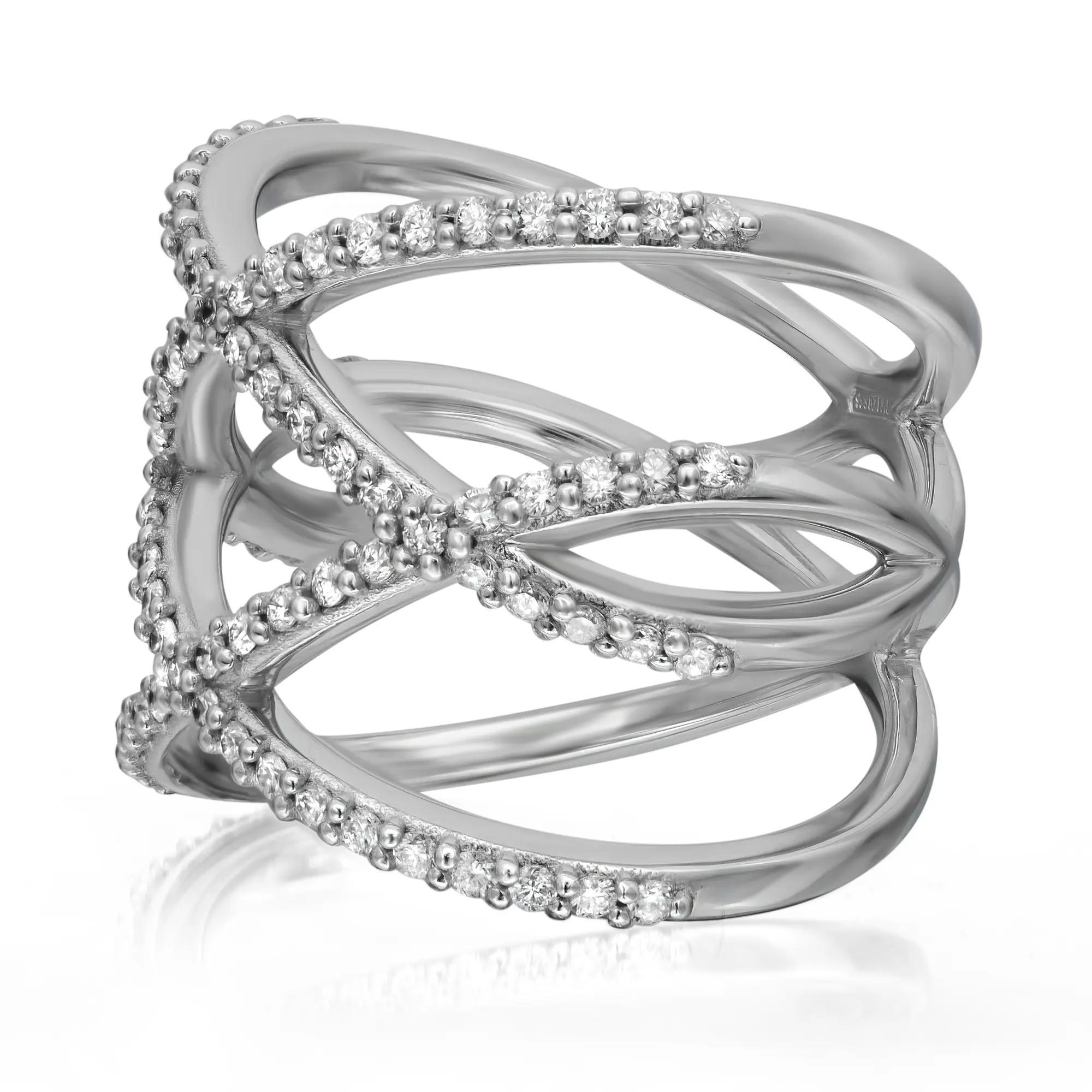Cette bague à large bande diamantée brille de mille feux. Cette bague présente un aspect poli avec des diamants ronds sertis en pavé dans un large anneau ouvert et croisé. Fabriqué en or blanc 18K. Un cadeau idéal pour vos proches. La largeur de