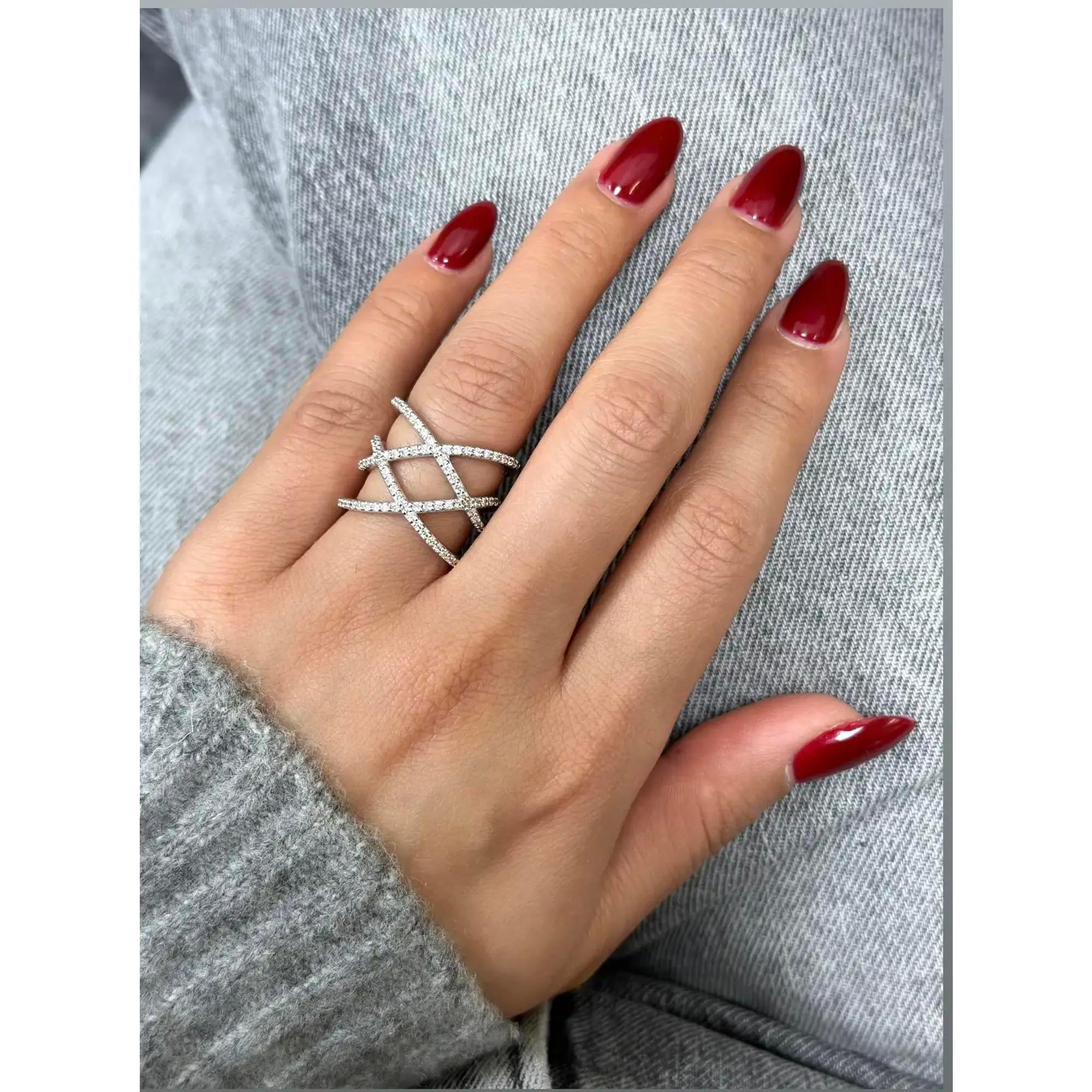 Bague à anneau croisé en or blanc 18 carats avec diamants ronds de 0,64 ct. pt. Taille 6 Neuf - En vente à New York, NY