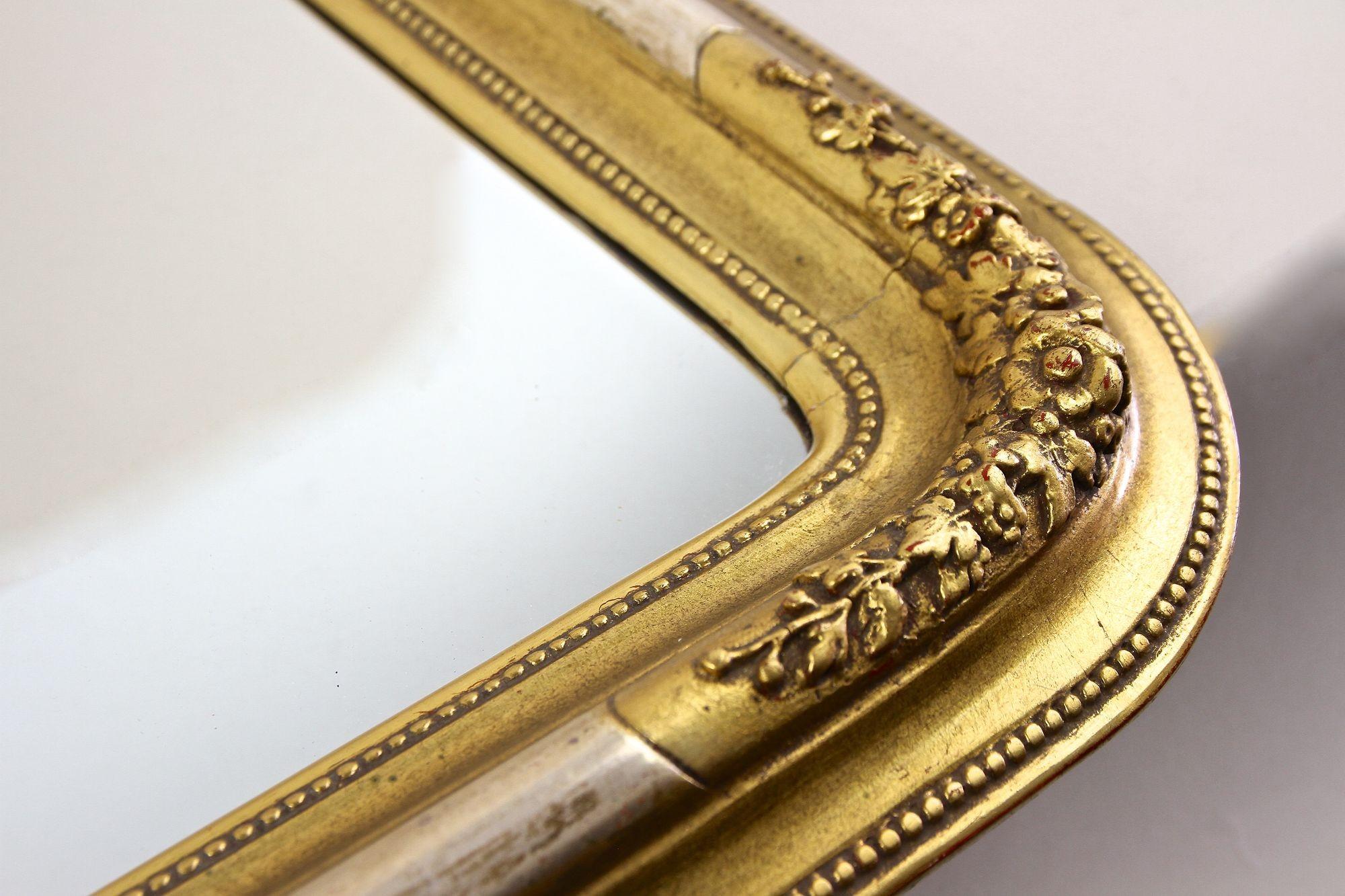 Miroir mural doré du 19ème siècle avec clous de stuc, coins arrondis, vers 1840 en vente 5