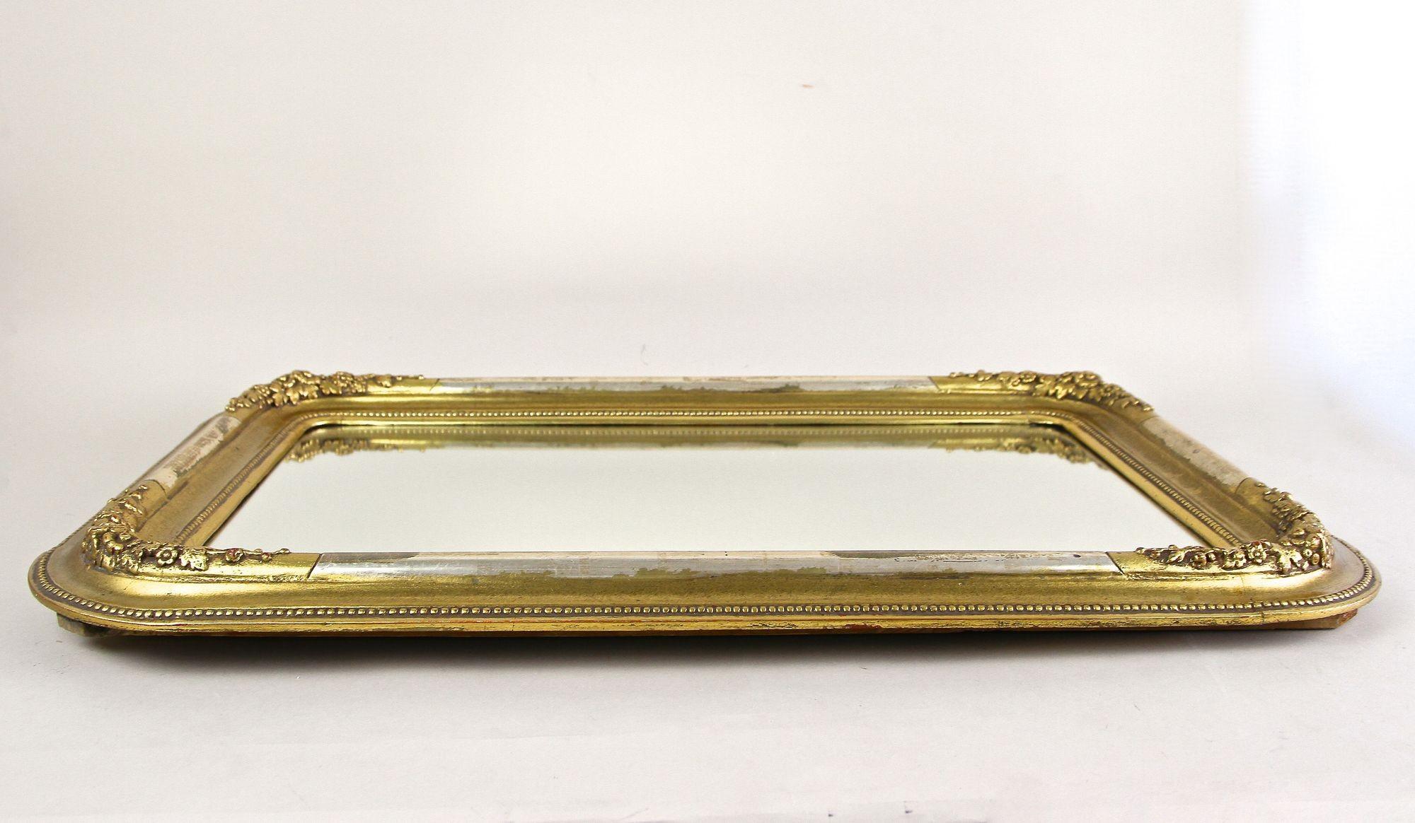 Miroir mural doré du 19ème siècle avec clous de stuc, coins arrondis, vers 1840 en vente 10