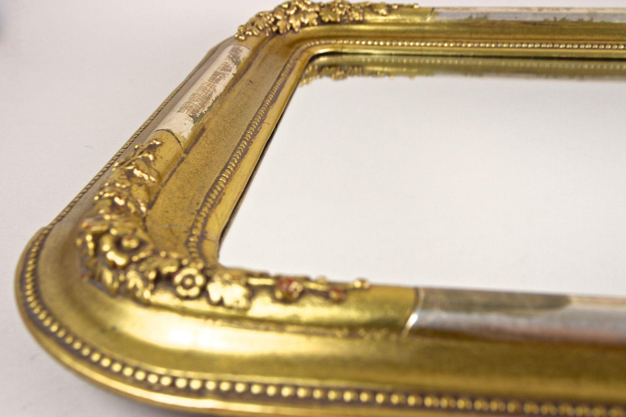 Miroir mural doré du 19ème siècle avec clous de stuc, coins arrondis, vers 1840 en vente 11