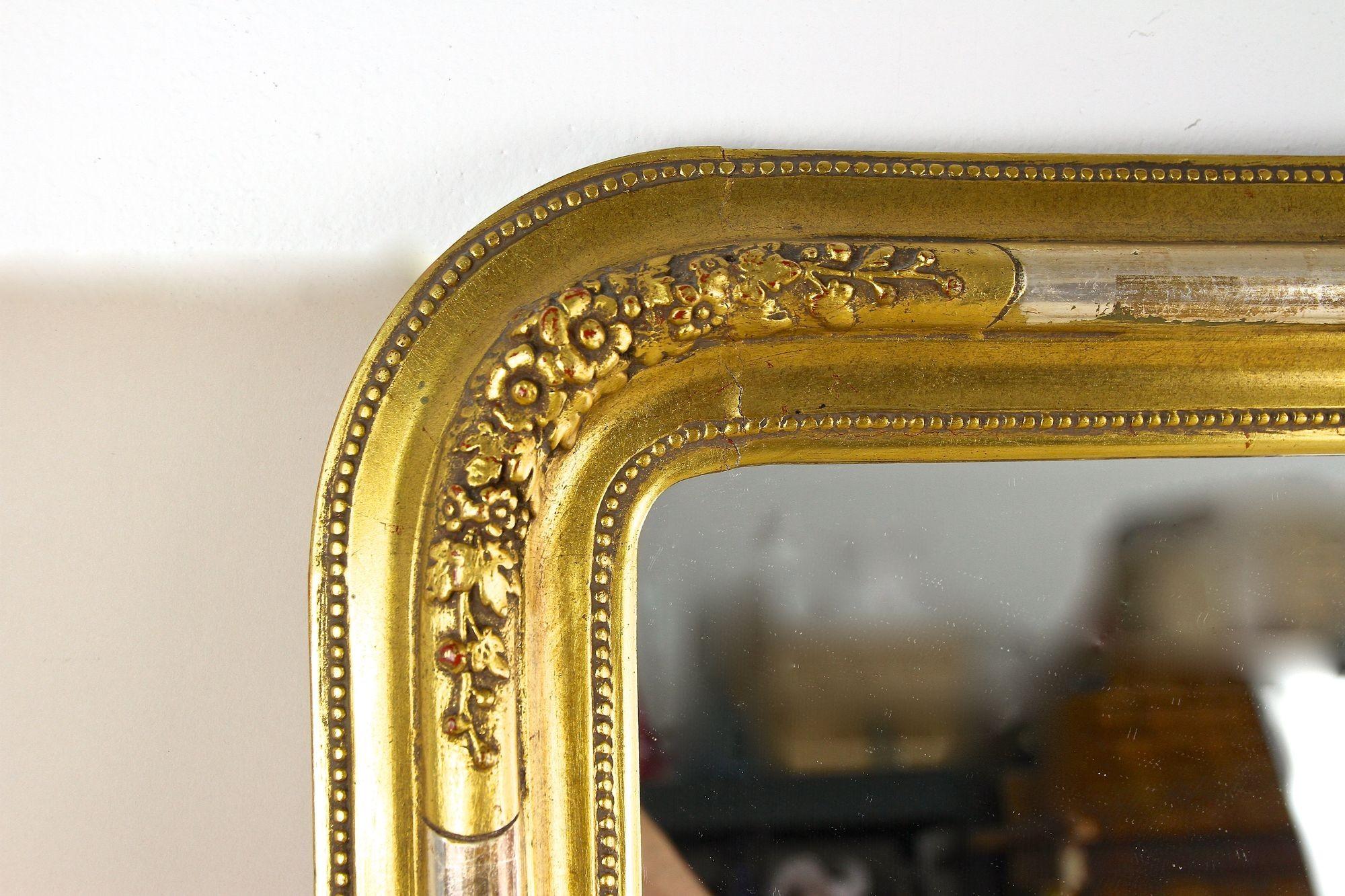 Biedermeier Miroir mural doré du 19ème siècle avec clous de stuc, coins arrondis, vers 1840 en vente