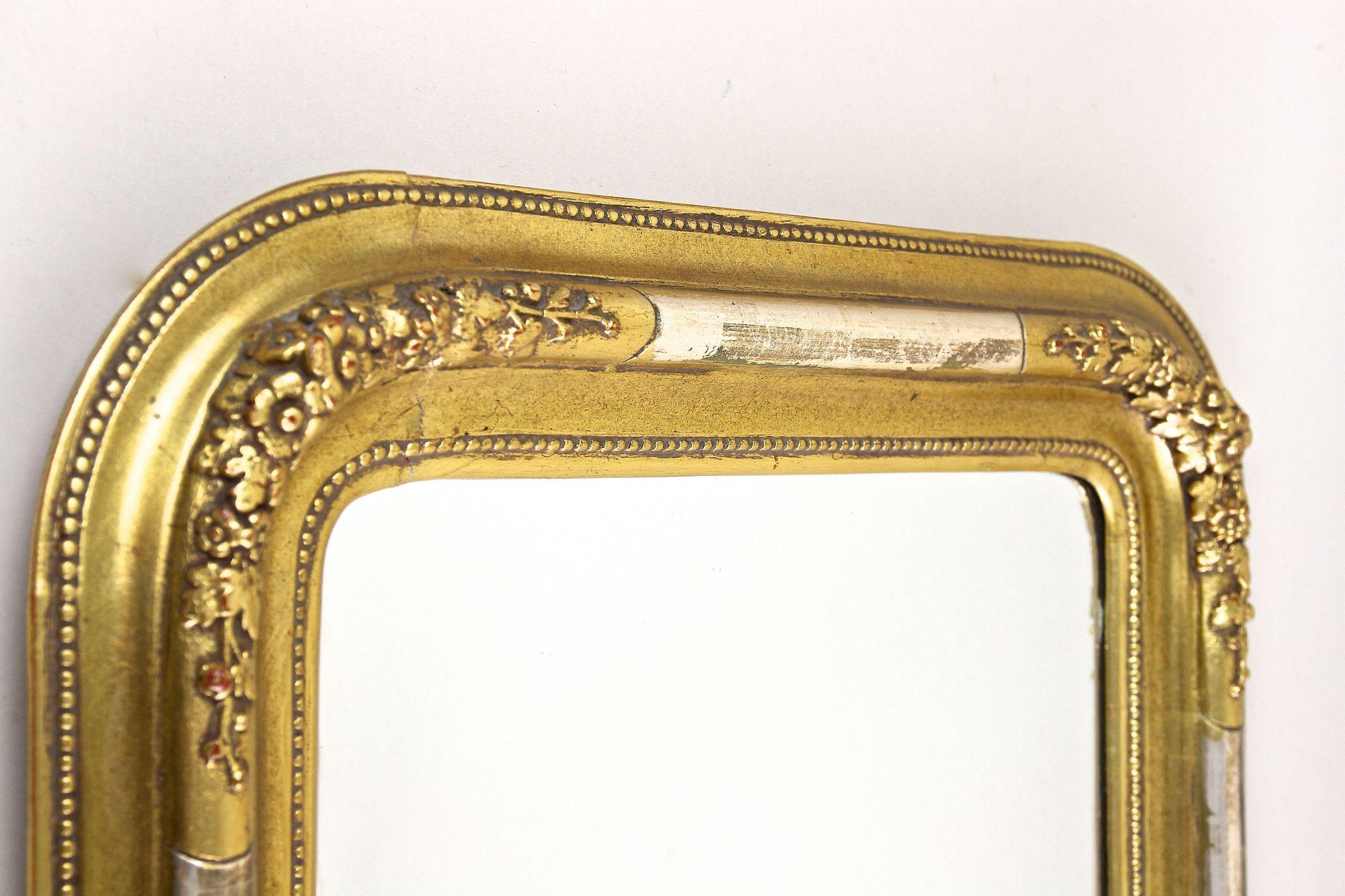 Autrichien Miroir mural doré du 19ème siècle avec clous de stuc, coins arrondis, vers 1840 en vente