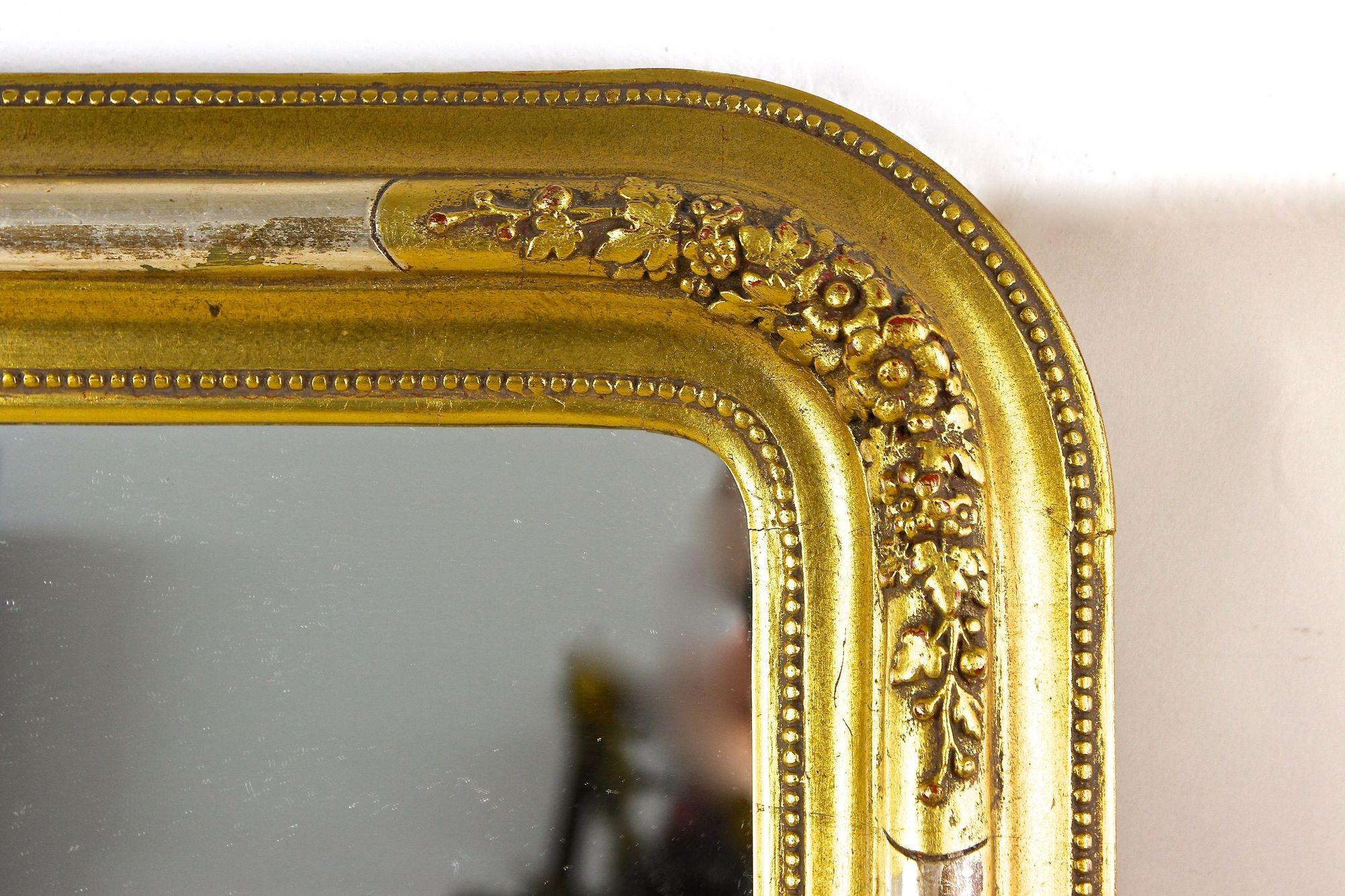 Doré Miroir mural doré du 19ème siècle avec clous de stuc, coins arrondis, vers 1840 en vente