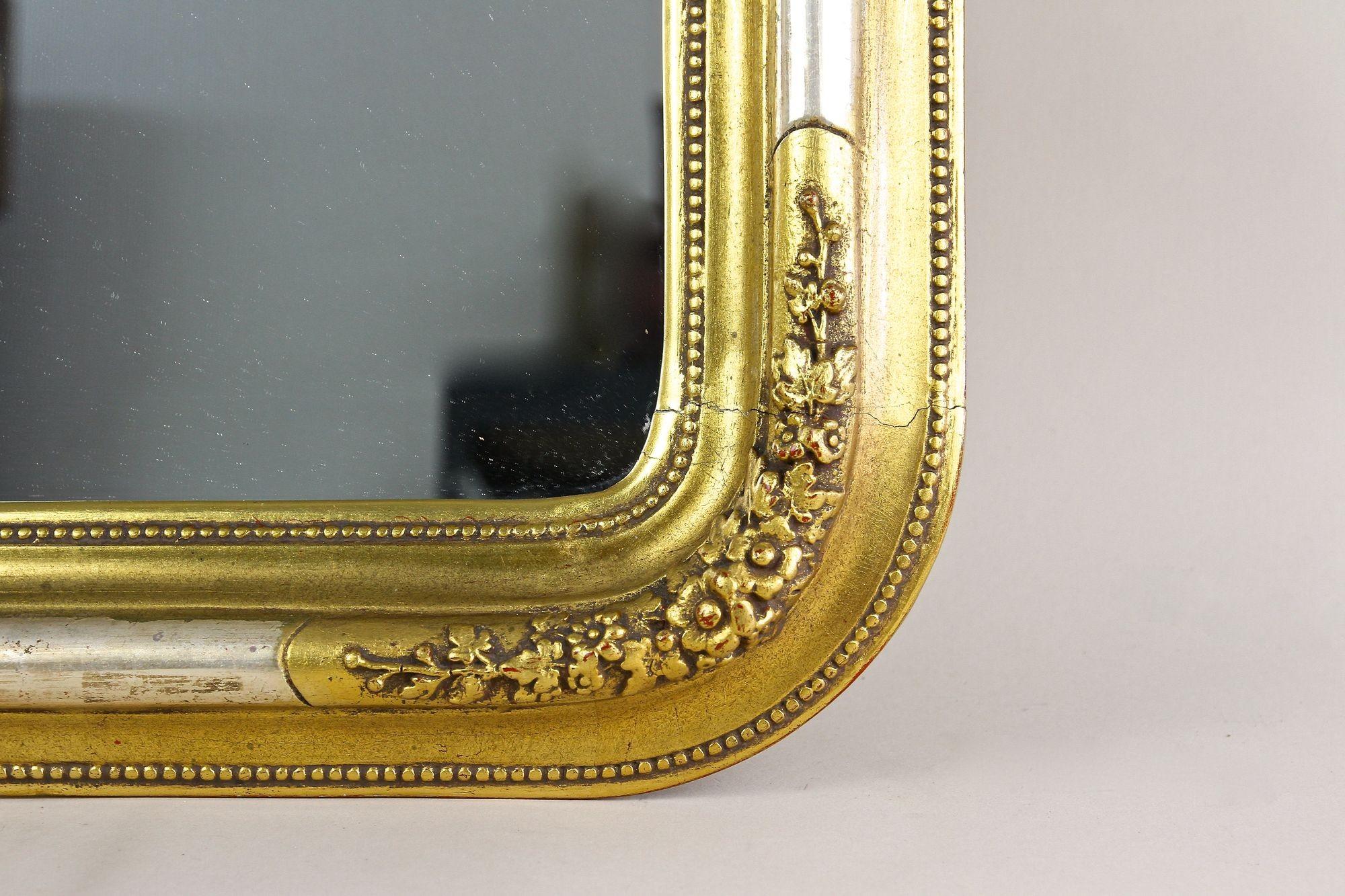 Miroir mural doré du 19ème siècle avec clous de stuc, coins arrondis, vers 1840 Bon état - En vente à Lichtenberg, AT