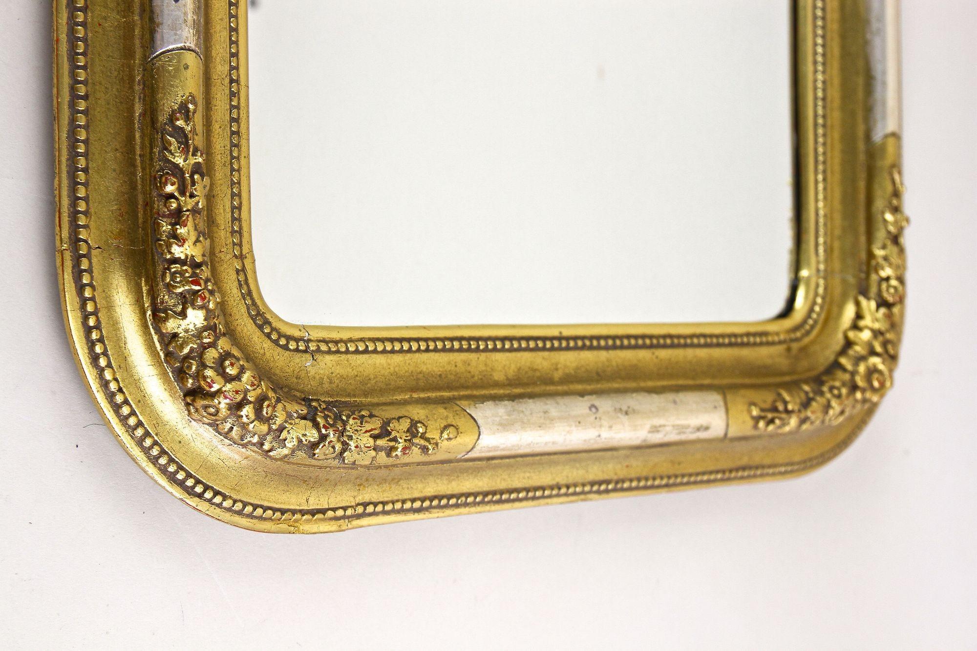 XIXe siècle Miroir mural doré du 19ème siècle avec clous de stuc, coins arrondis, vers 1840 en vente