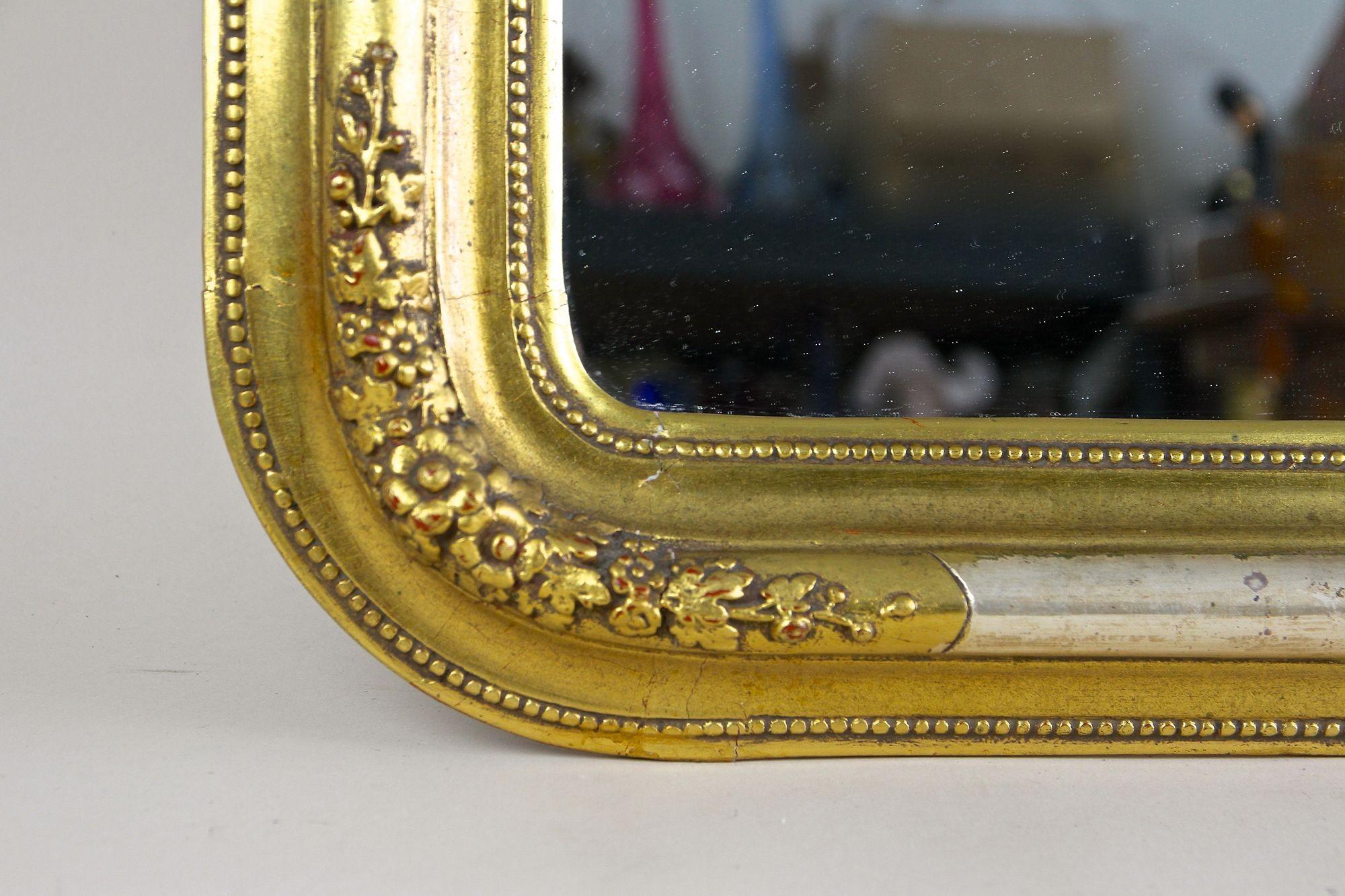 Or Miroir mural doré du 19ème siècle avec clous de stuc, coins arrondis, vers 1840 en vente
