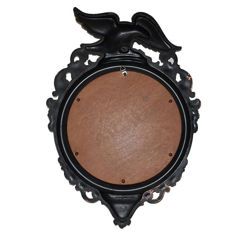 Magnifique miroir rond avec une monture en forme d'aigle. Dans une teinte bronze. Un bel exemple du style fédéral américain.