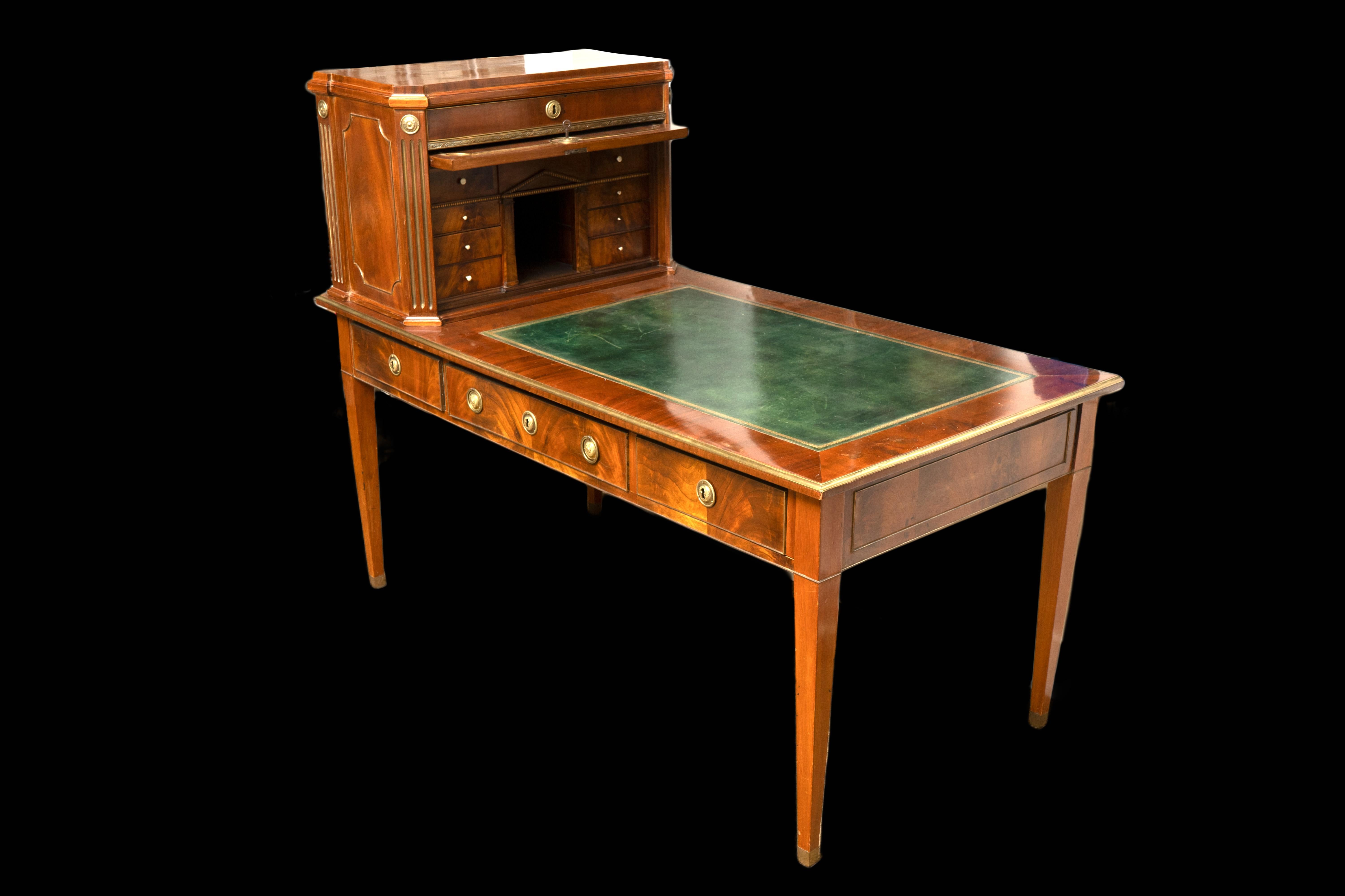 Gilt and Bronze Mounted Mahogany Leather Topped Writing Desk In Excellent Condition For Sale In New York, NY