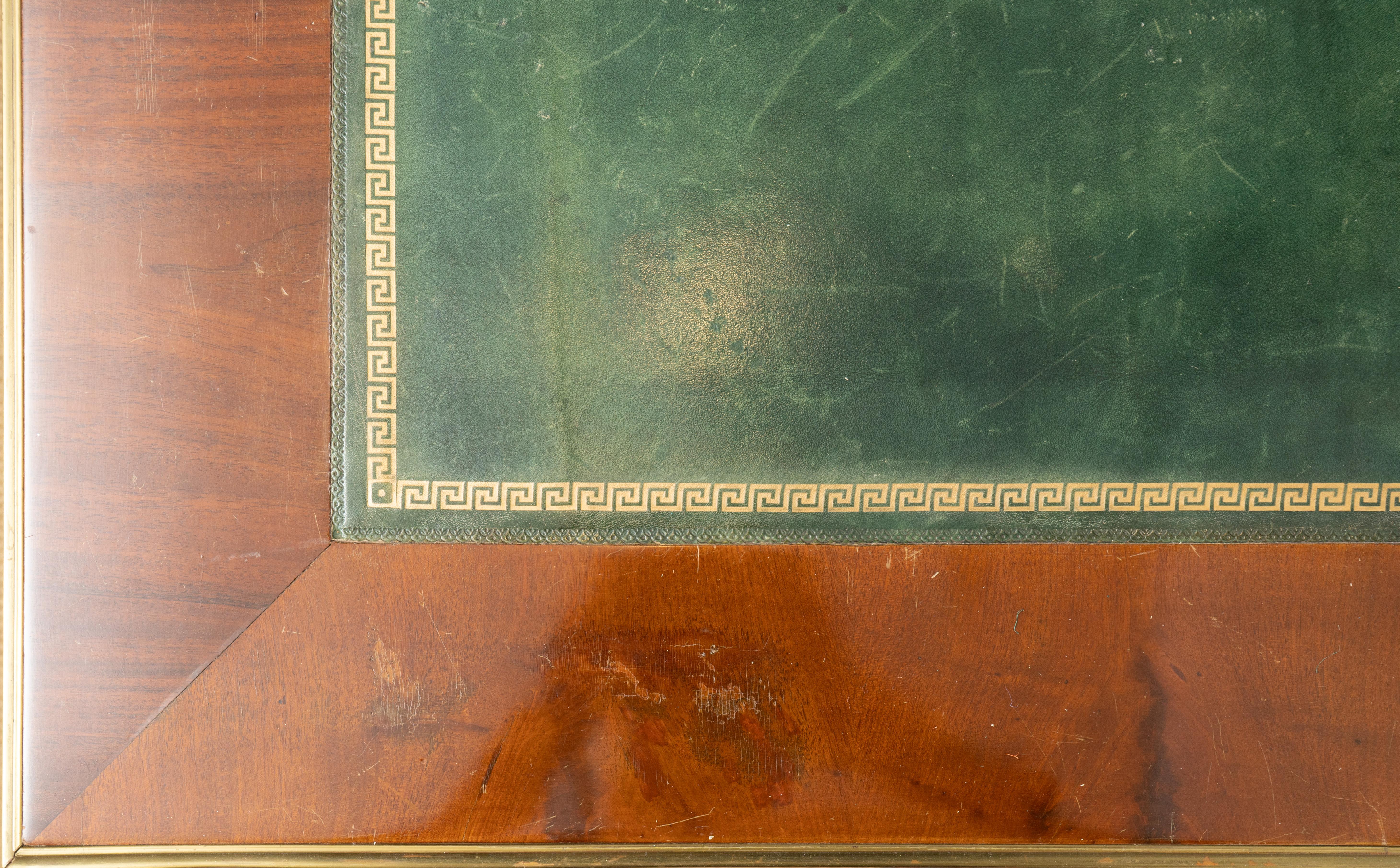 Vergoldeter und bronzefarbener Mahagoni-Schreibtisch mit Lederauflage (19. Jahrhundert) im Angebot