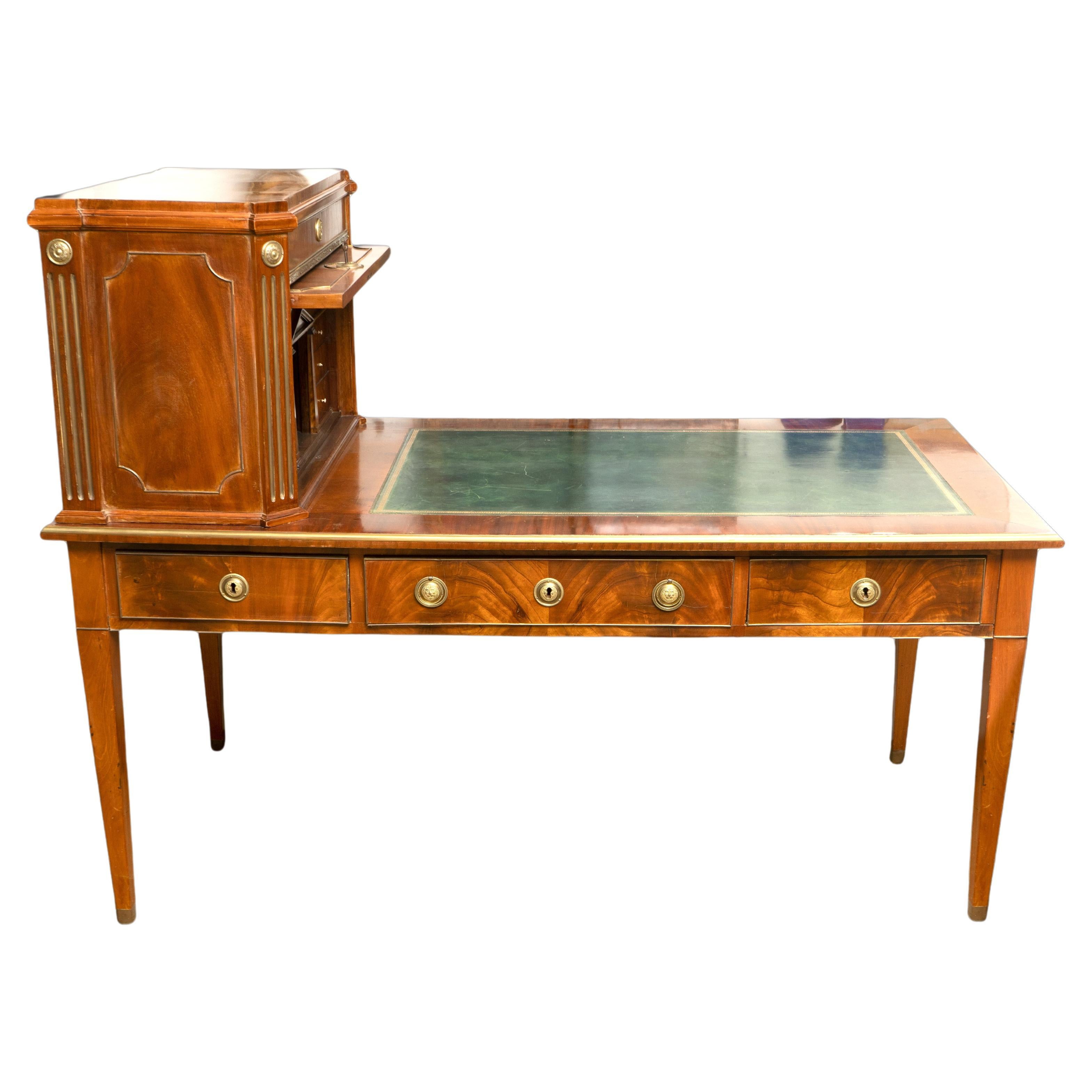 Vergoldeter und bronzefarbener Mahagoni-Schreibtisch mit Lederauflage im Angebot