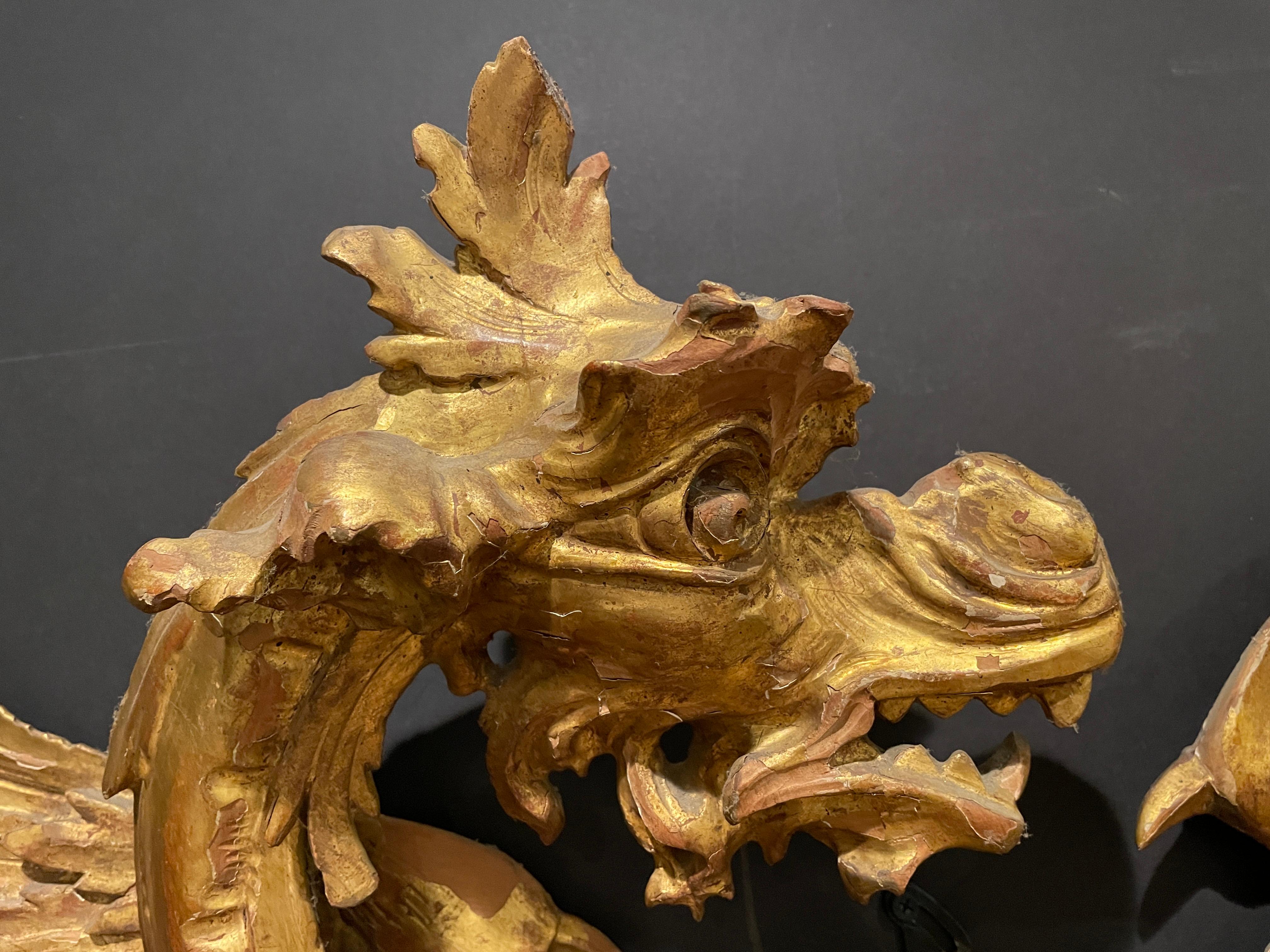 Renaissance Miroir du XIXe siècle en forme de dragon doré et sculpté en vente