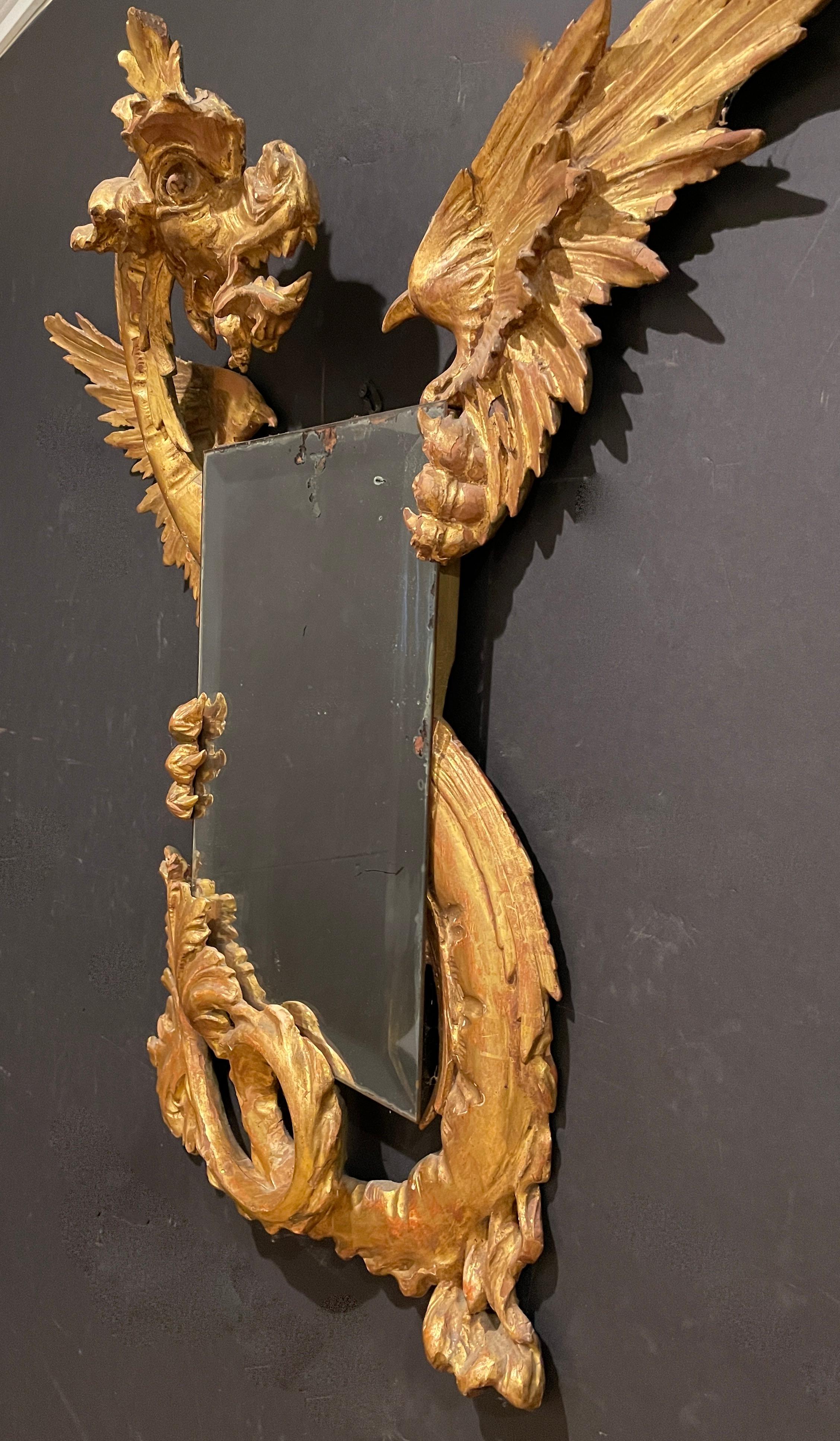 Vergoldeter und geschnitzter Spiegel in Drachenform aus dem 19. Jahrhundert (Italienisch) im Angebot