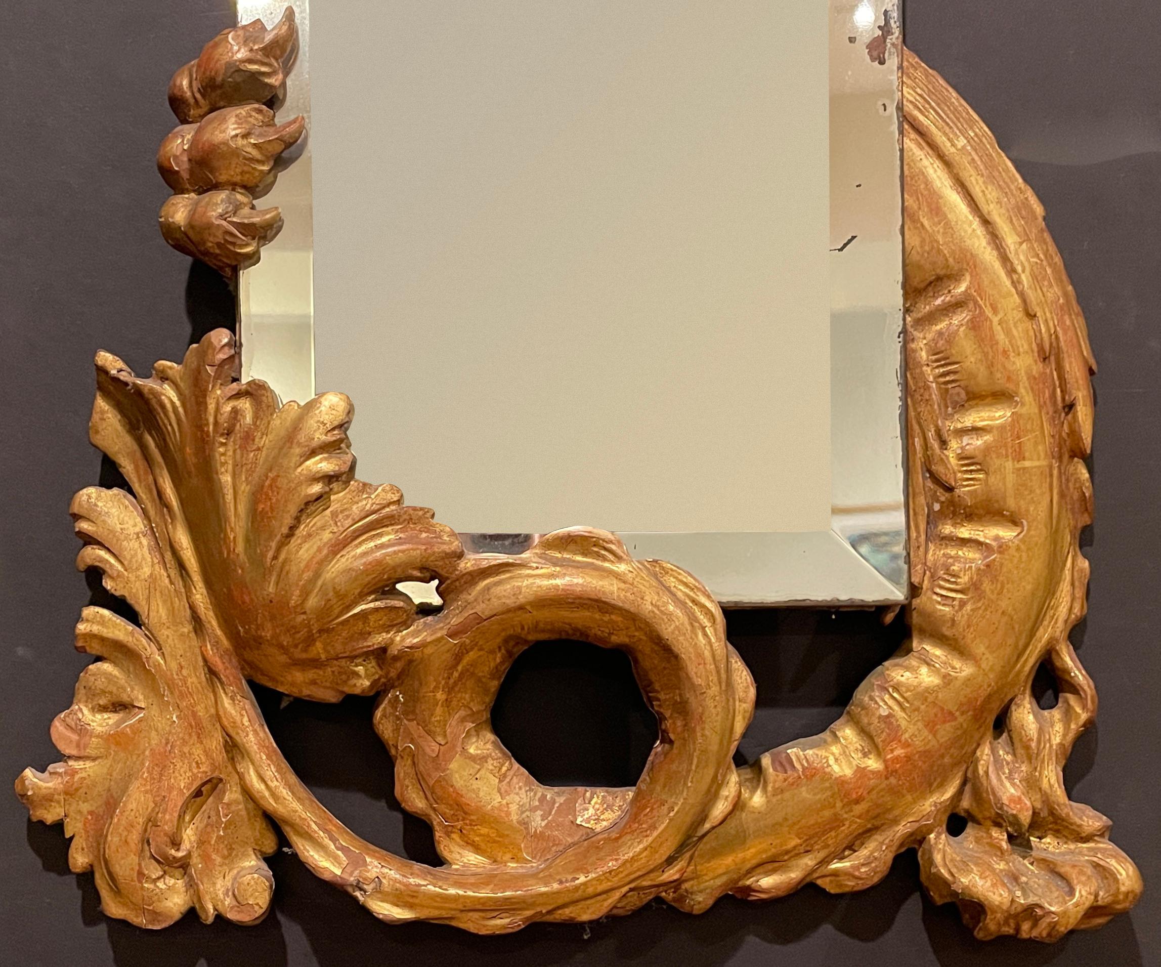 Miroir du XIXe siècle en forme de dragon doré et sculpté Bon état - En vente à Norwood, NJ
