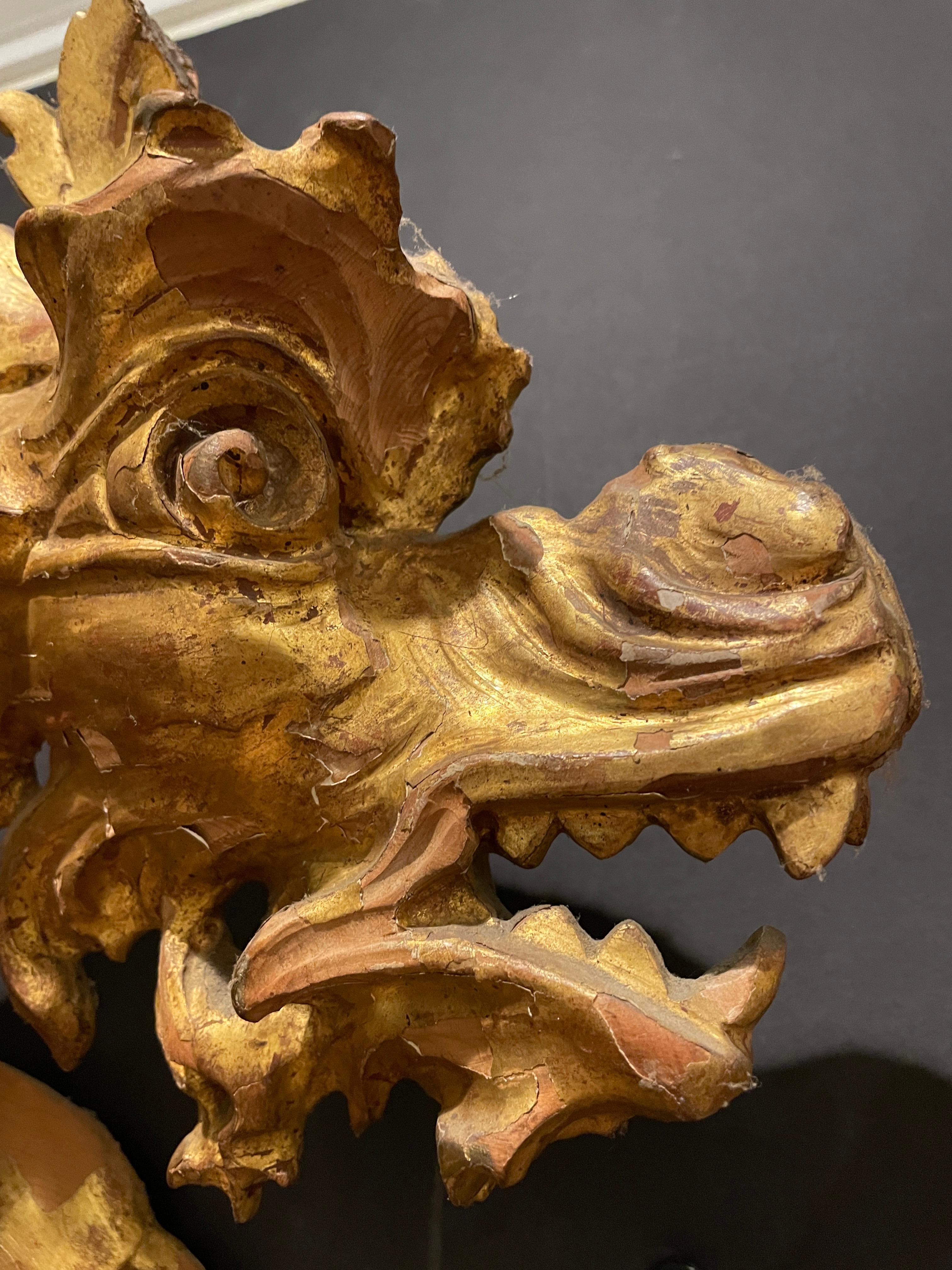 Miroir du XIXe siècle en forme de dragon doré et sculpté en vente 3