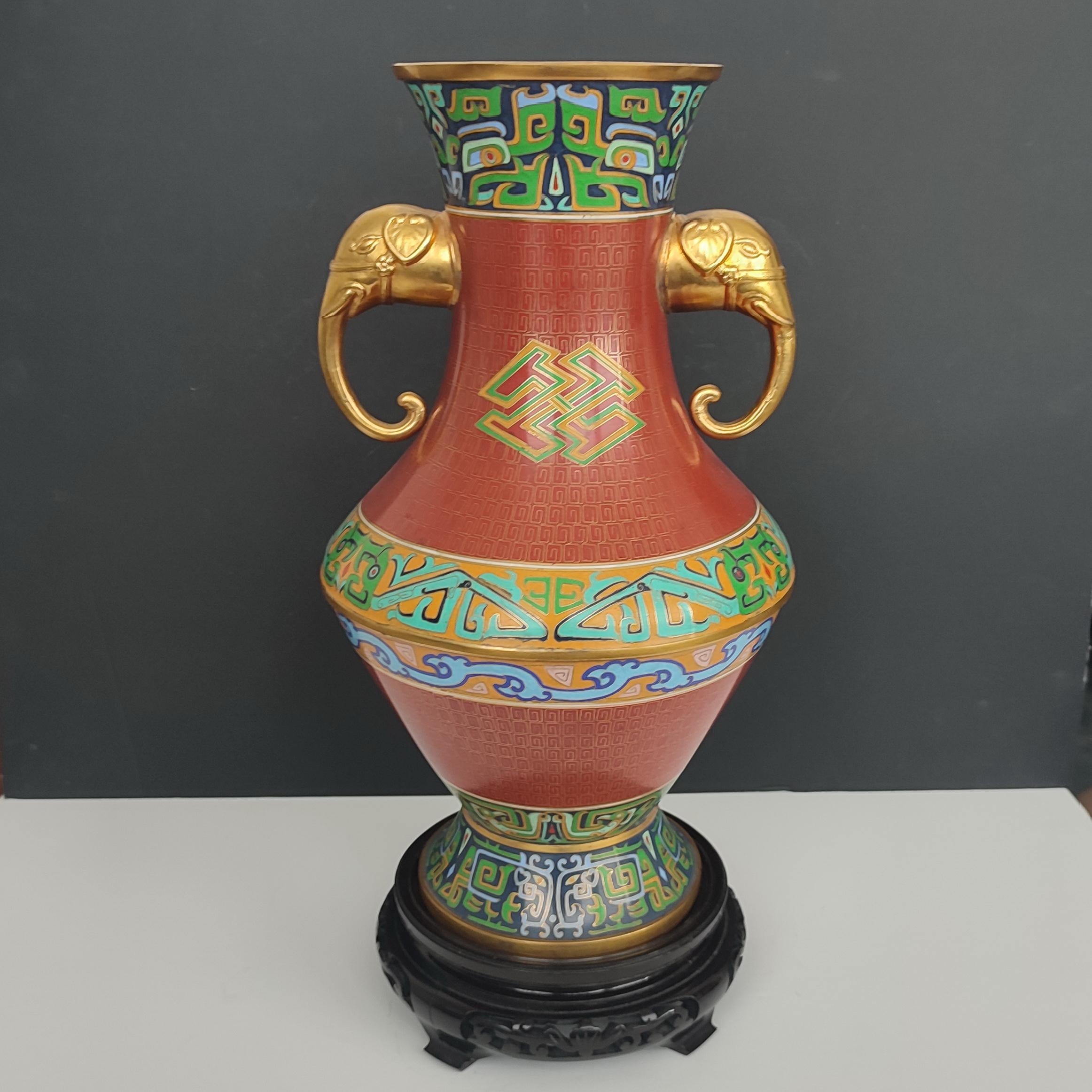 Cloisonné-emaillierte Vase mit Elefantengriffen, Japan, Mitte 20. Die elegante Korpusform wird durch vergoldete Messingringe, die die verschiedenen Dekorbereiche voneinander trennen, und zwei vergoldete Elefantengriffe aufgewertet. Das Stück hat