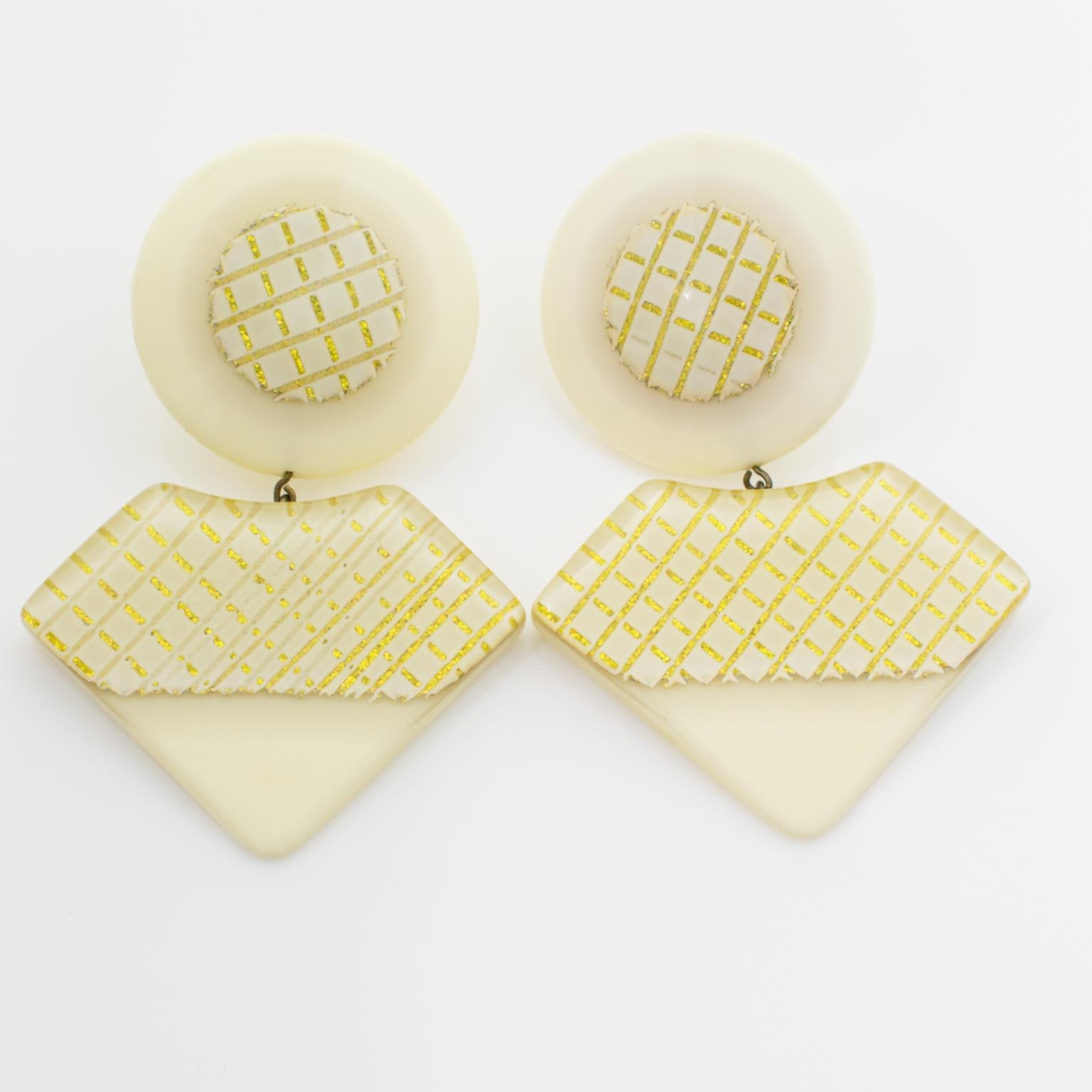 Moderniste Boucles d'oreilles clips en lucite dorée et crème avec design géométrique en vente