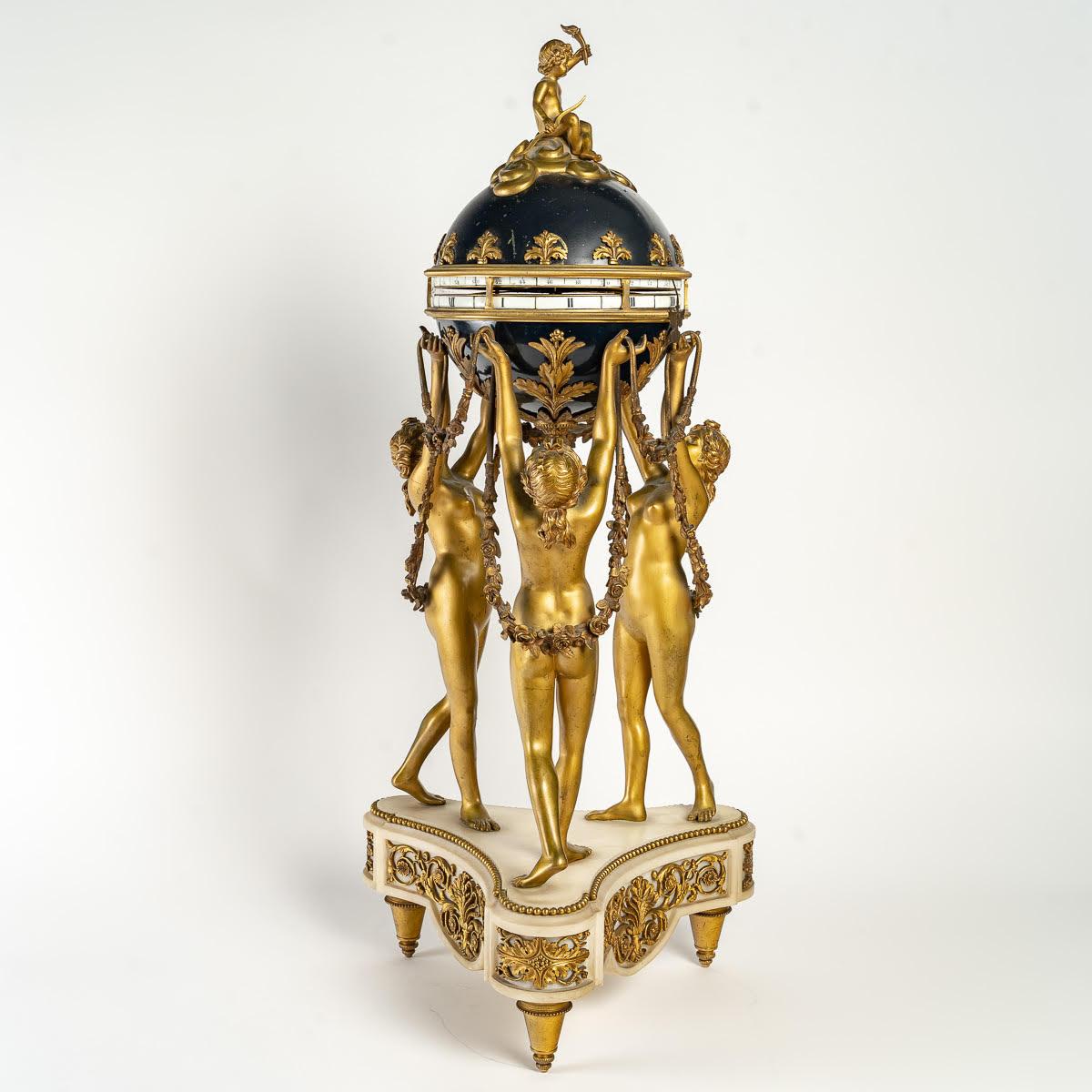 Uhr aus vergoldeter und emaillierter Bronze, weißer Marmor, die drei Graces (Louis XVI.) im Angebot