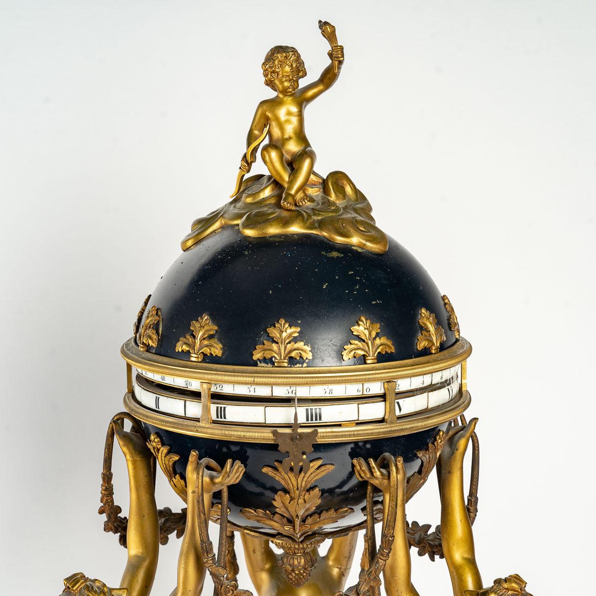 Uhr aus vergoldeter und emaillierter Bronze, weißer Marmor, die drei Graces (19. Jahrhundert) im Angebot