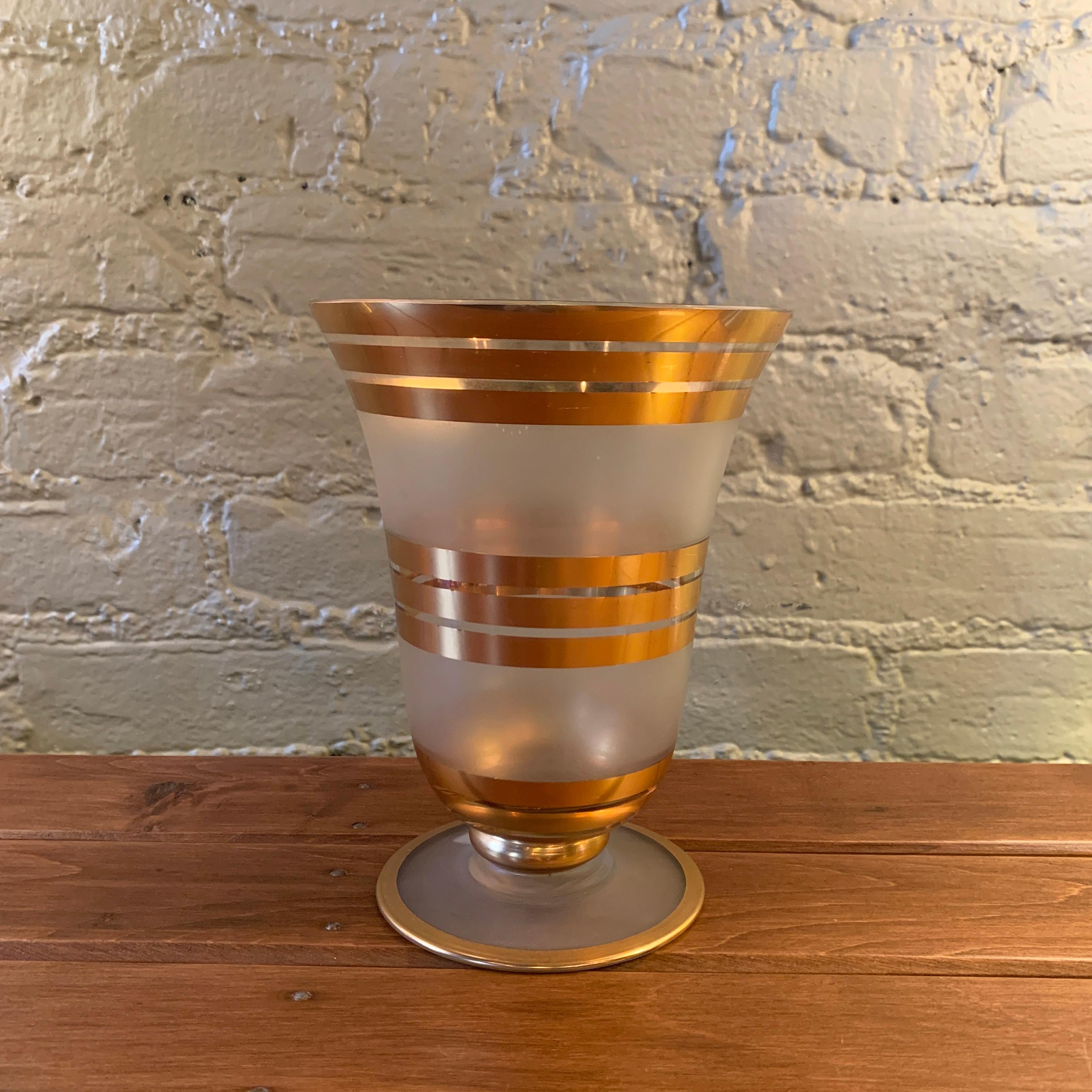 Dekorative Vase aus vergoldetem und mattiertem Glas (Hollywood Regency) im Angebot