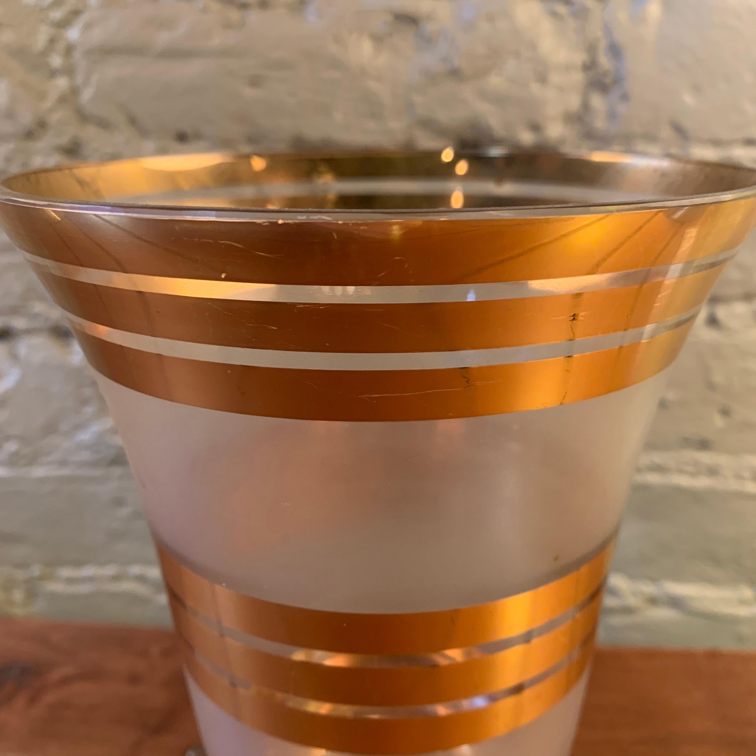 Dekorative Vase aus vergoldetem und mattiertem Glas (20. Jahrhundert) im Angebot
