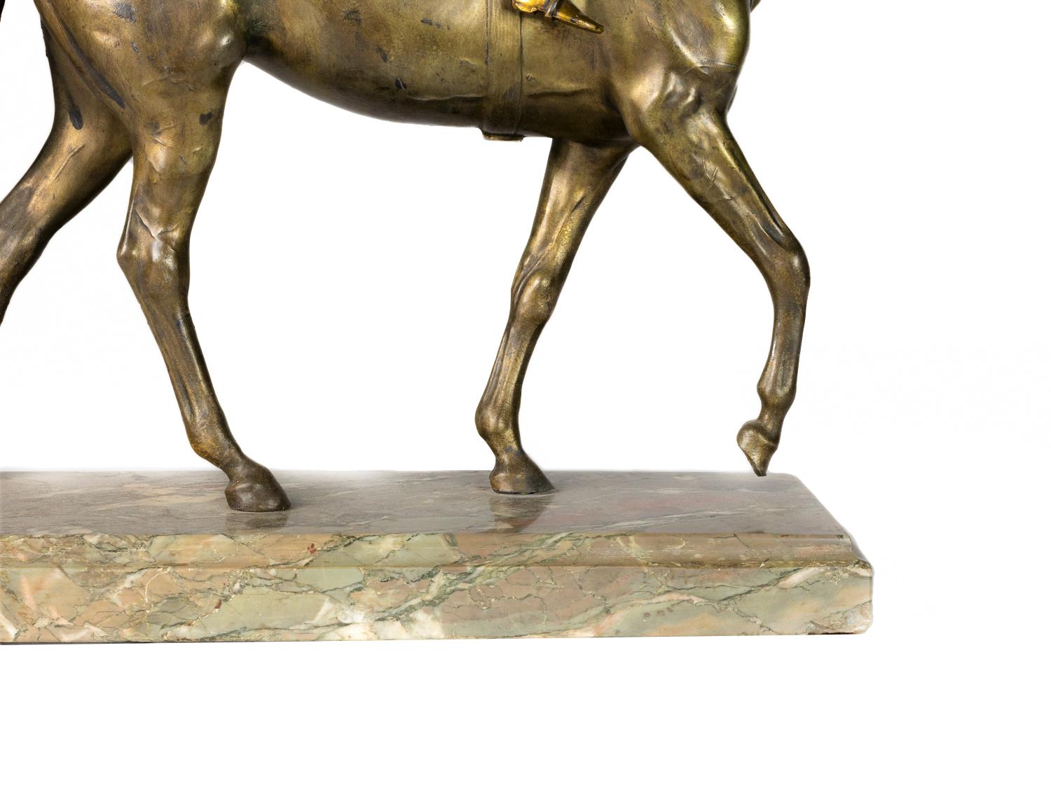 Français Jockey sur un cheval en bronze doré et patiné, 19e siècle en vente