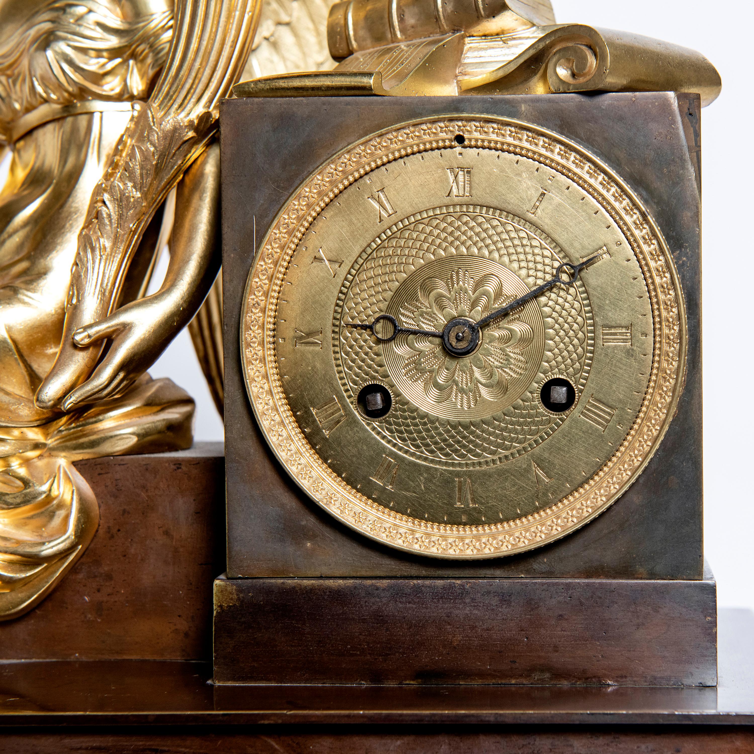 Kaminuhr aus vergoldeter und patinierter Bronze, maschinell signiert von L. Moinet, Frankreich (Französisch) im Angebot