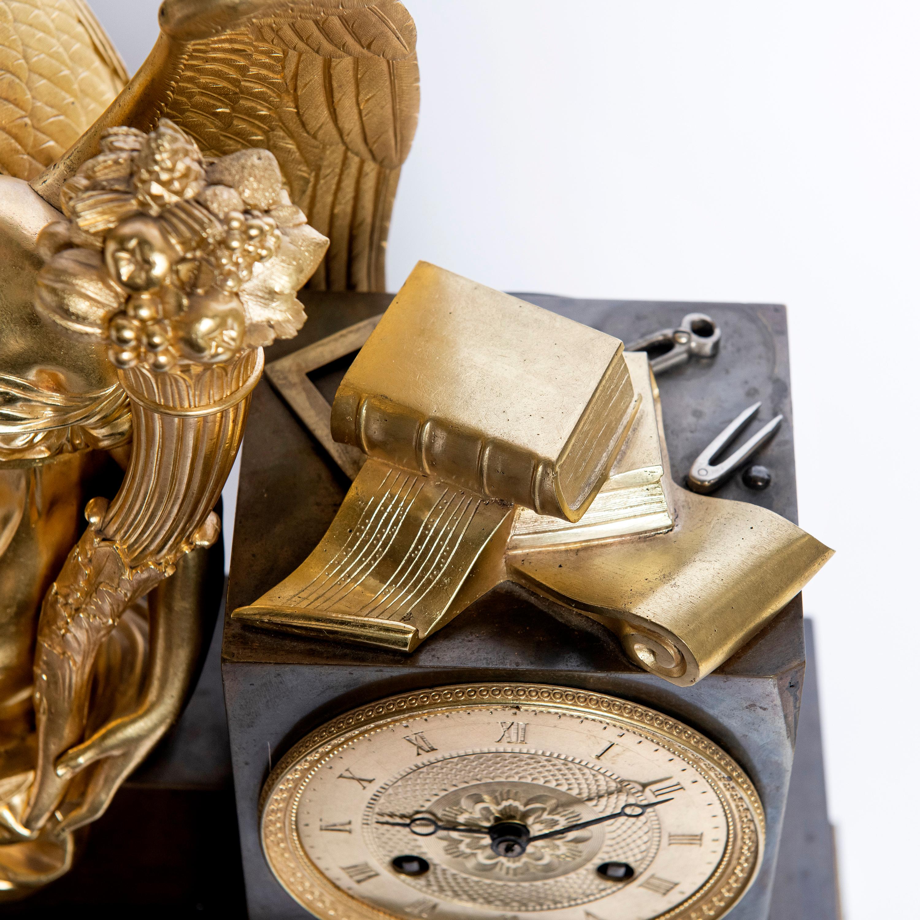 Kaminuhr aus vergoldeter und patinierter Bronze, maschinell signiert von L. Moinet, Frankreich im Zustand „Gut“ im Angebot in Buenos Aires, Buenos Aires