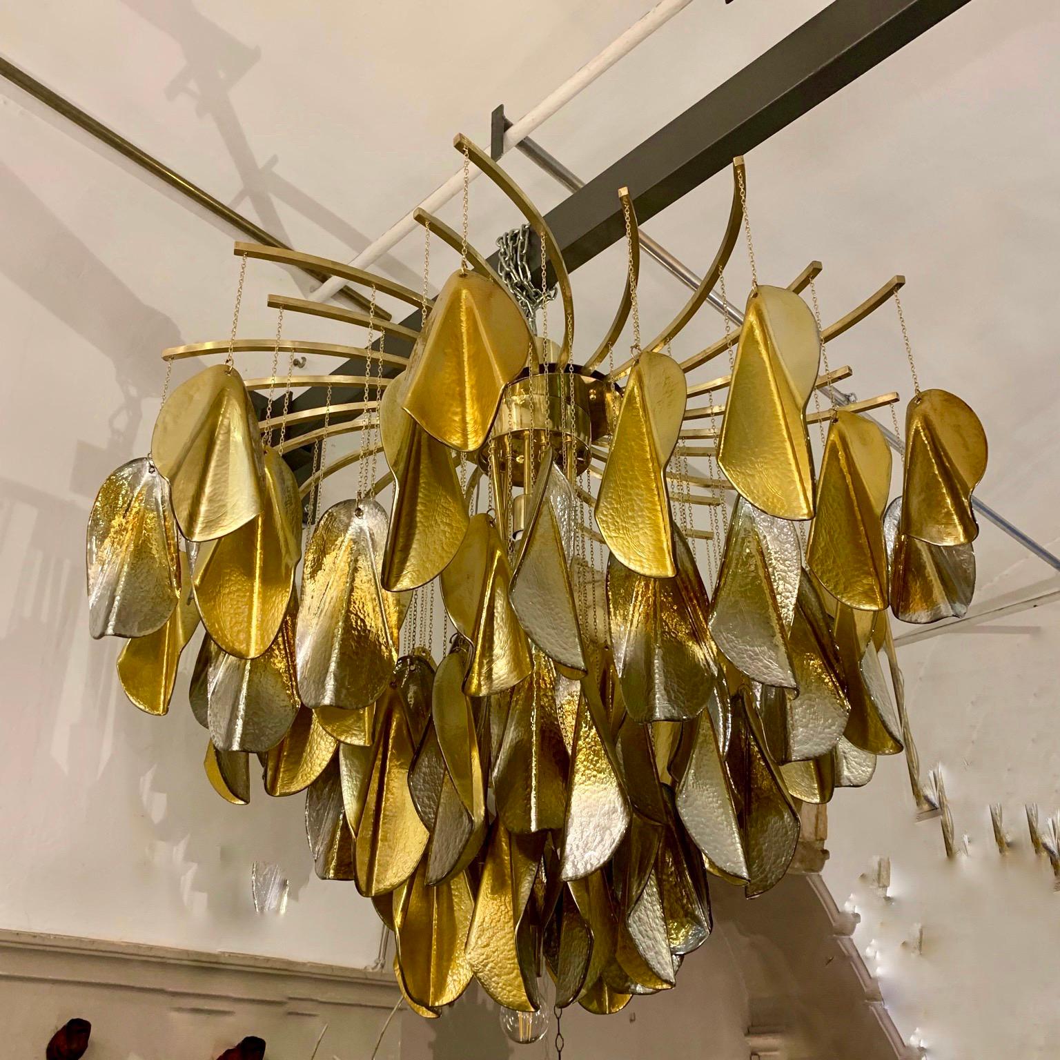 Gilt and silvered mirrored Murano glass cascade oval chandelier.
The structure is in brass and the glass pieces are hanging with brass chains.
The glasses of this chandelier are real works of art, the weight of this chandelier is 60 kg.
The
