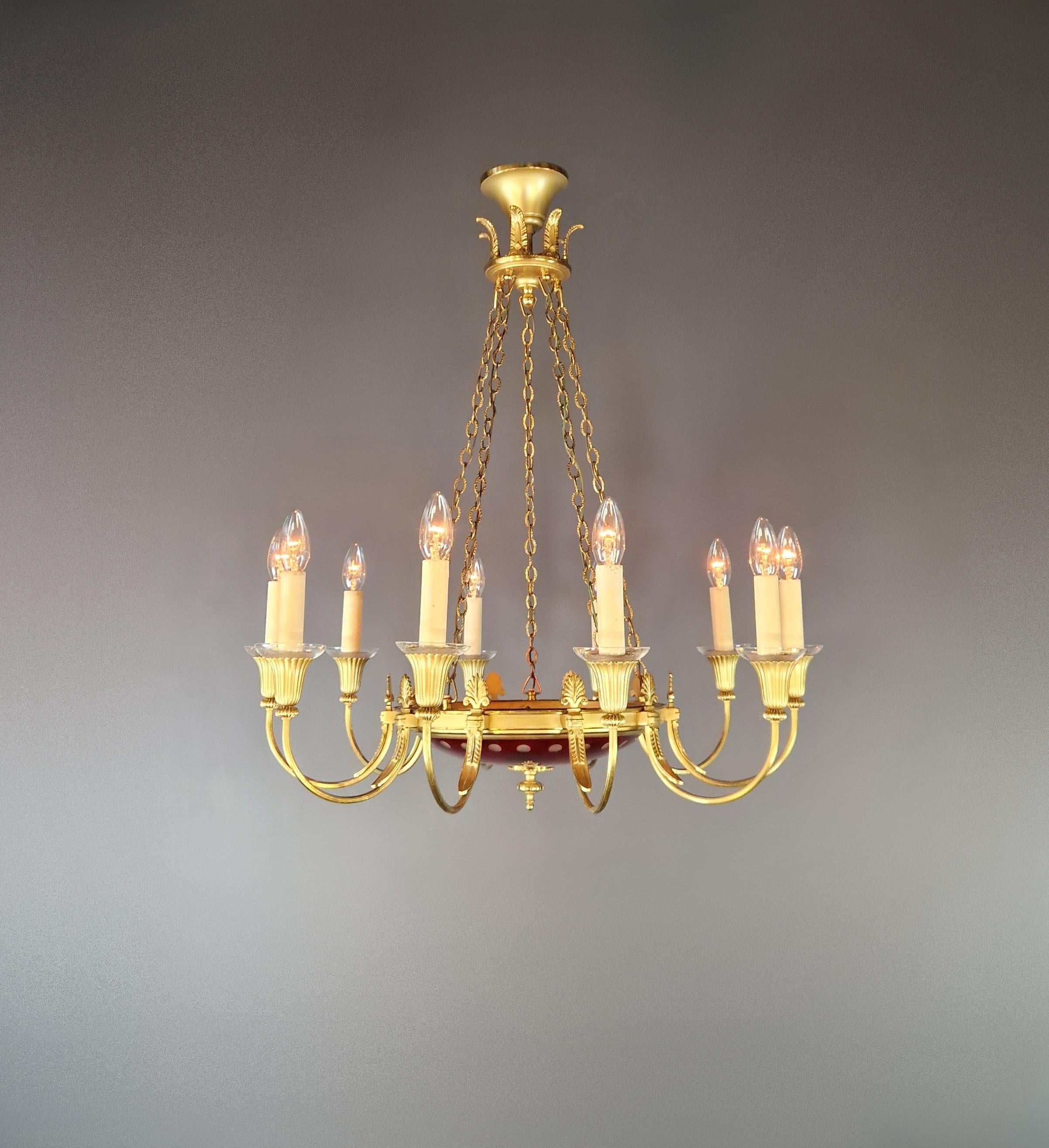 Nous vous présentons notre exquis lustre Empire doré de style néoclassique, un bel exemple de lustre doré ancien de style Louis XVI allemand.

Ce lustre a été restauré avec soin, les câbles et les prises ayant été entièrement renouvelés pour