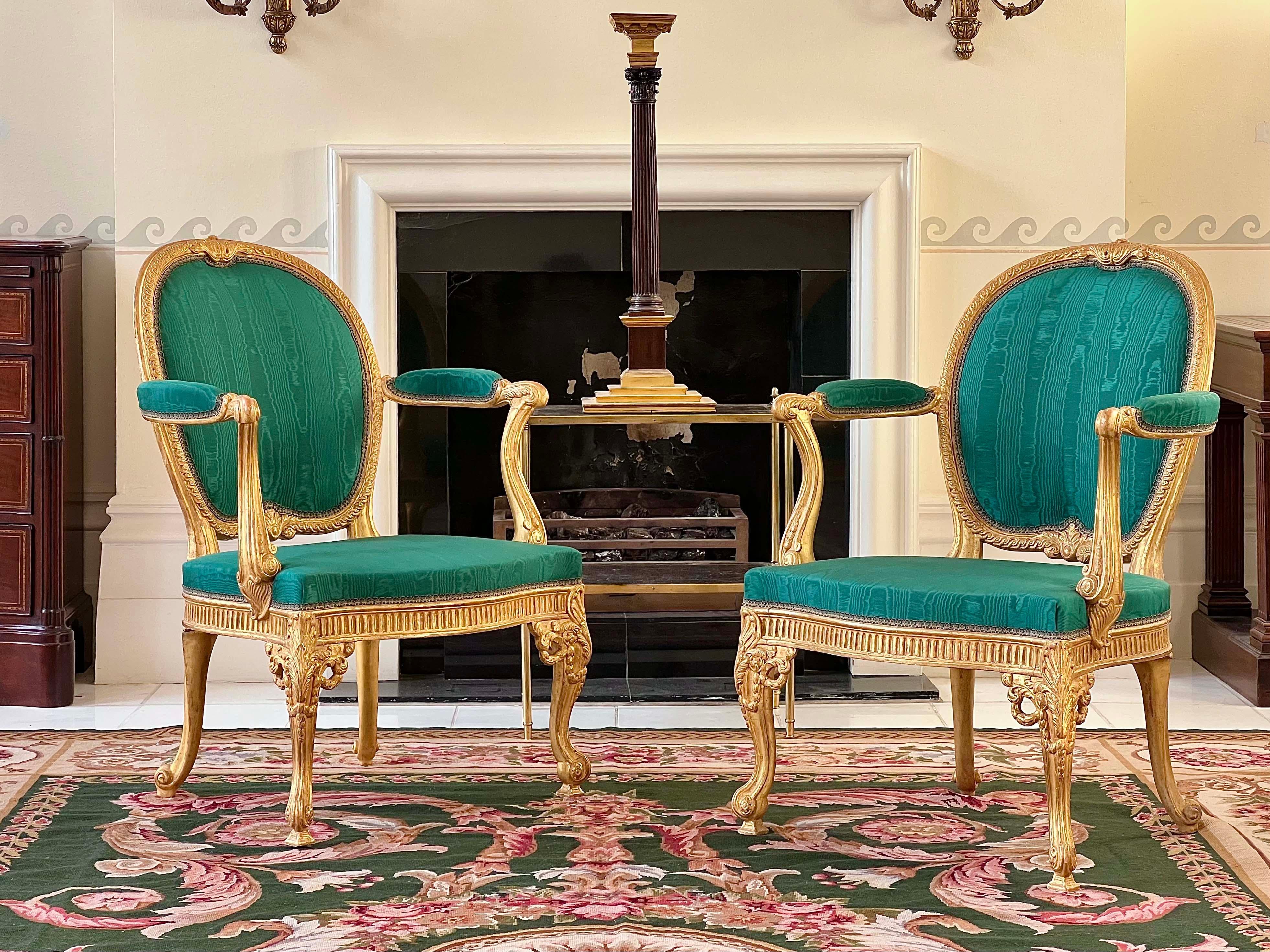Ein außergewöhnlicher Sessel aus vergoldetem Holz im Stil von George III, nach einem der schönsten Modelle von Thomas Chippendale. Zwei Sessel verfügbar - wählen Sie Menge 2, um beide Sessel zu kaufen.

Englisch, um 1900-1920.

Design/One
Der