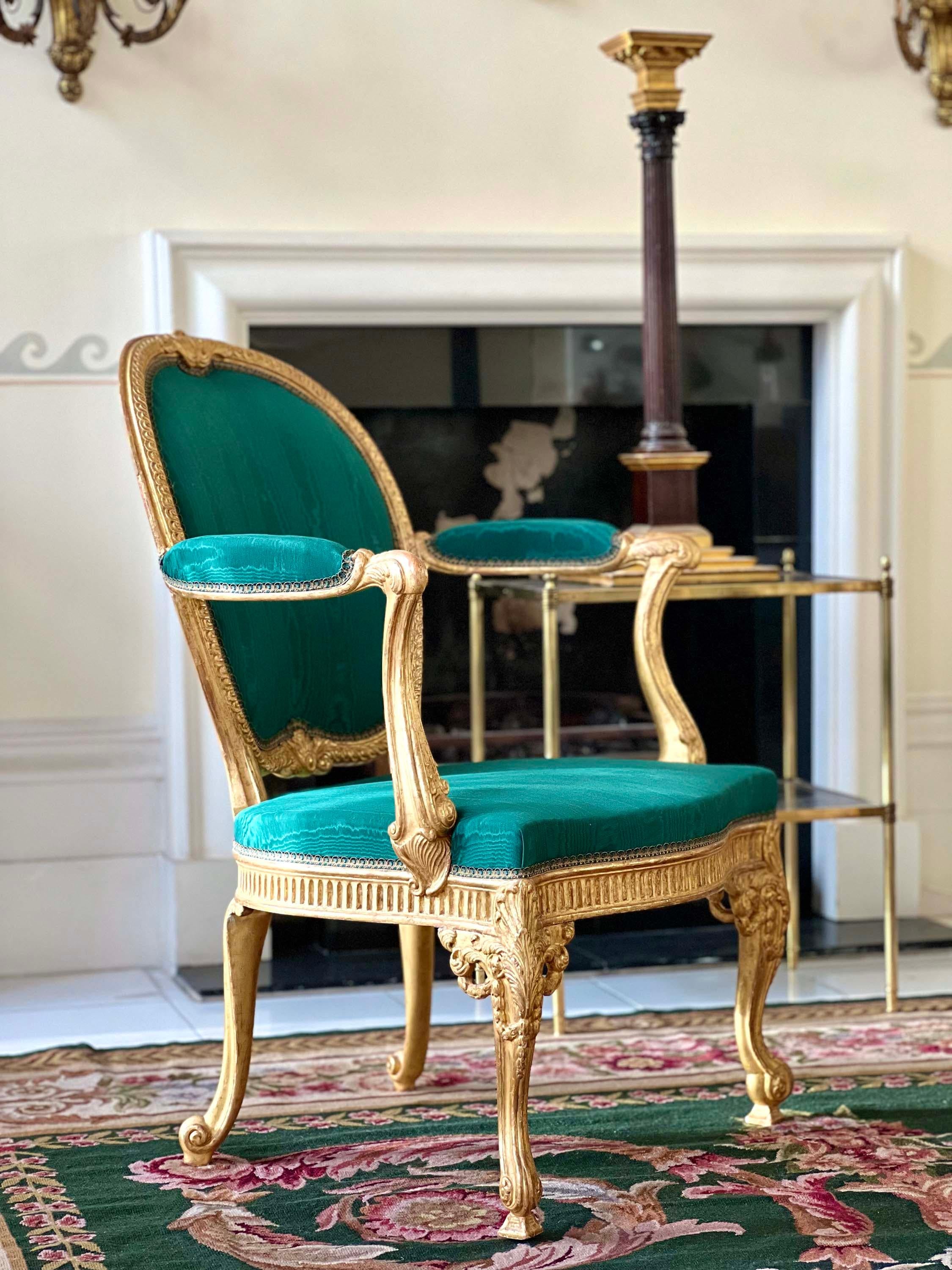 Vergoldeter Sessel nach Thomas Chippendale – zwei Stück verfügbar (Handgeschnitzt) im Angebot